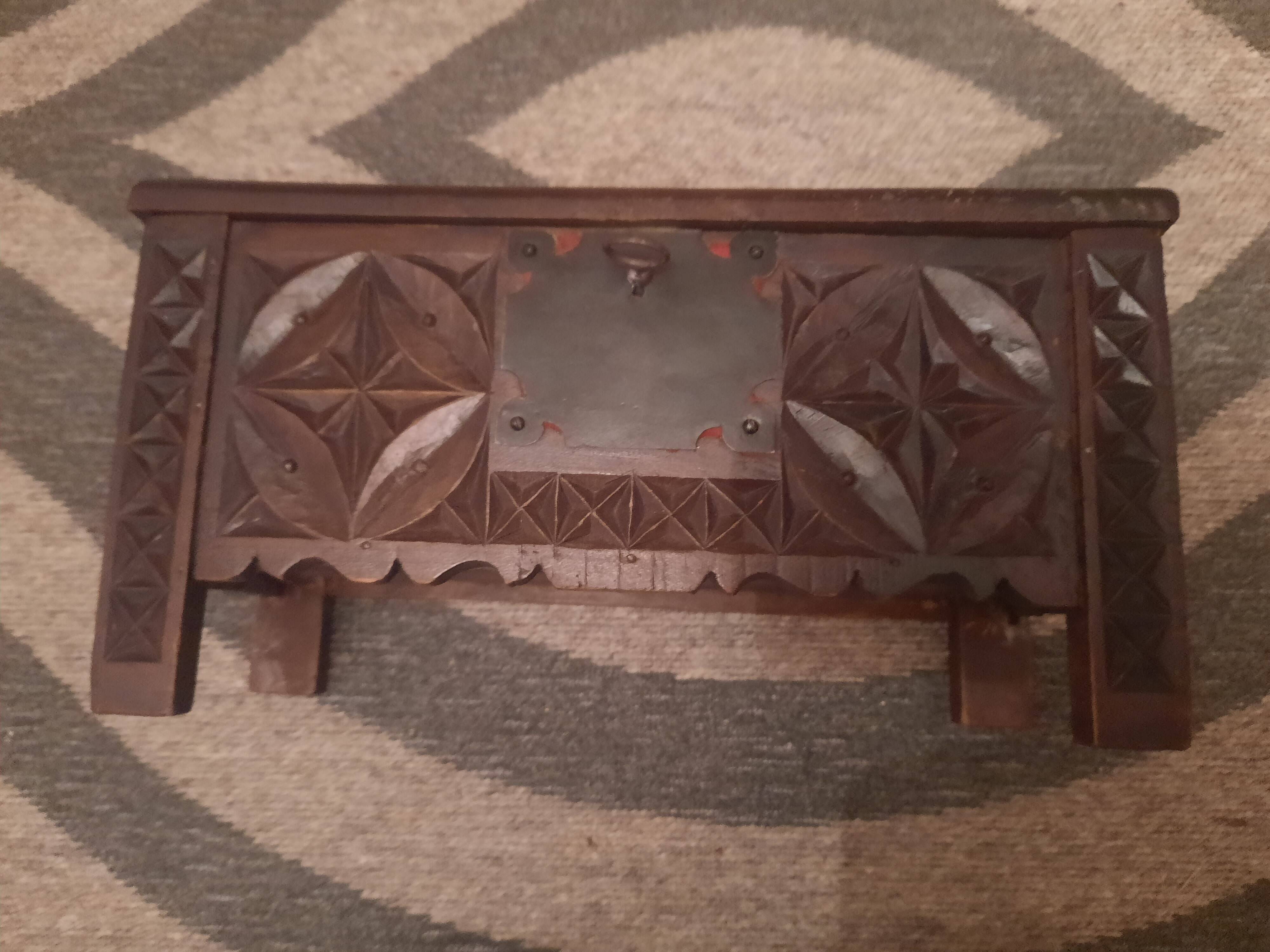 Coffret en bois sculpté