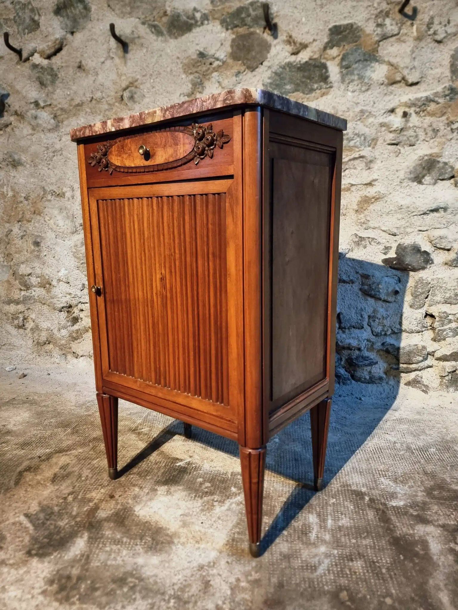 French antique bedside table in walnut with a marble top and porcelain interior, early 20th century.