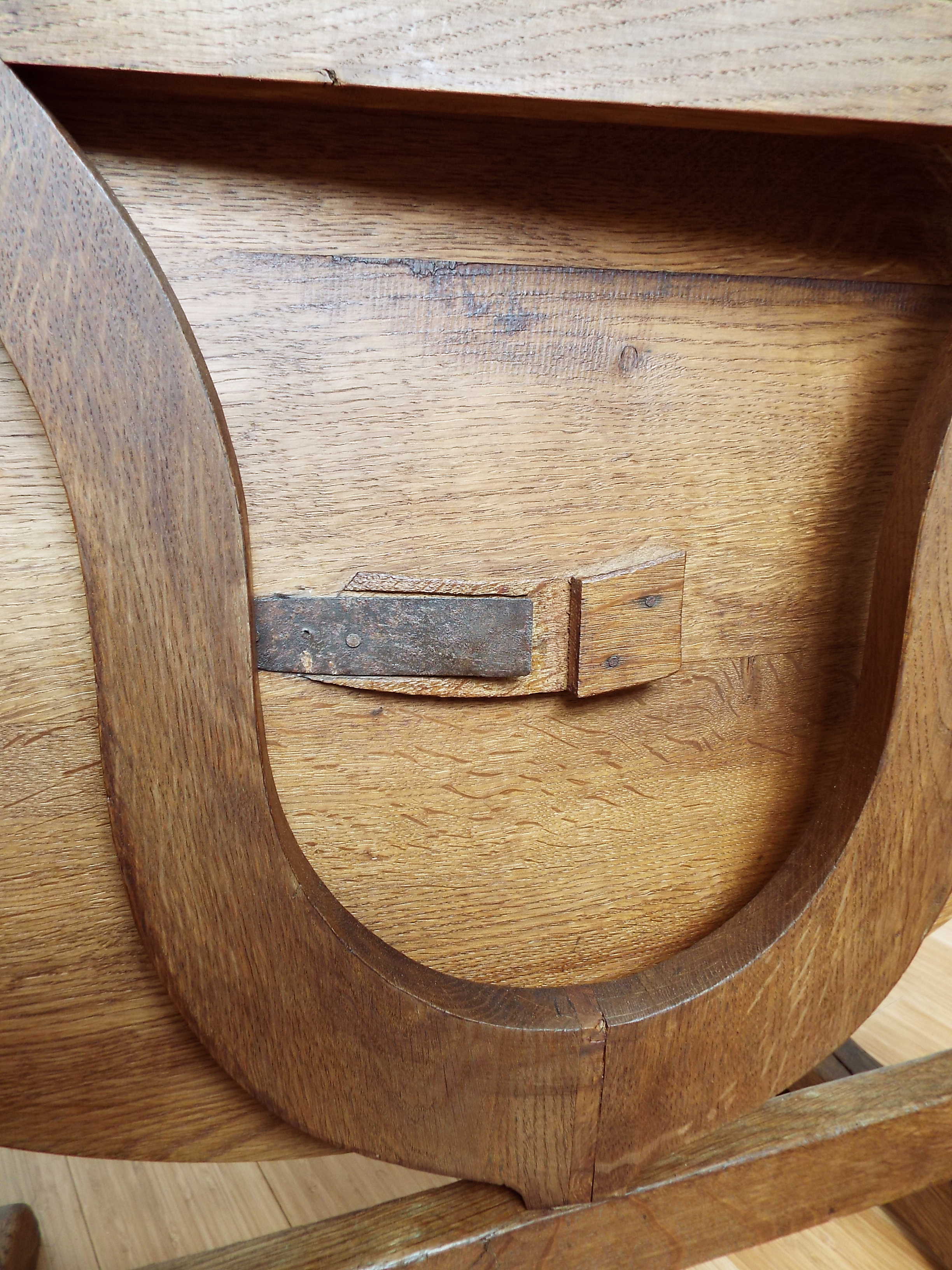 Folding round table winemaker