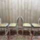 Suite de 4 chaises médaillons de style Louis XVI rechampi blanc cassé