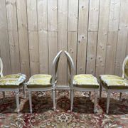 Suite de 4 chaises médaillons de style Louis XVI rechampi blanc cassé