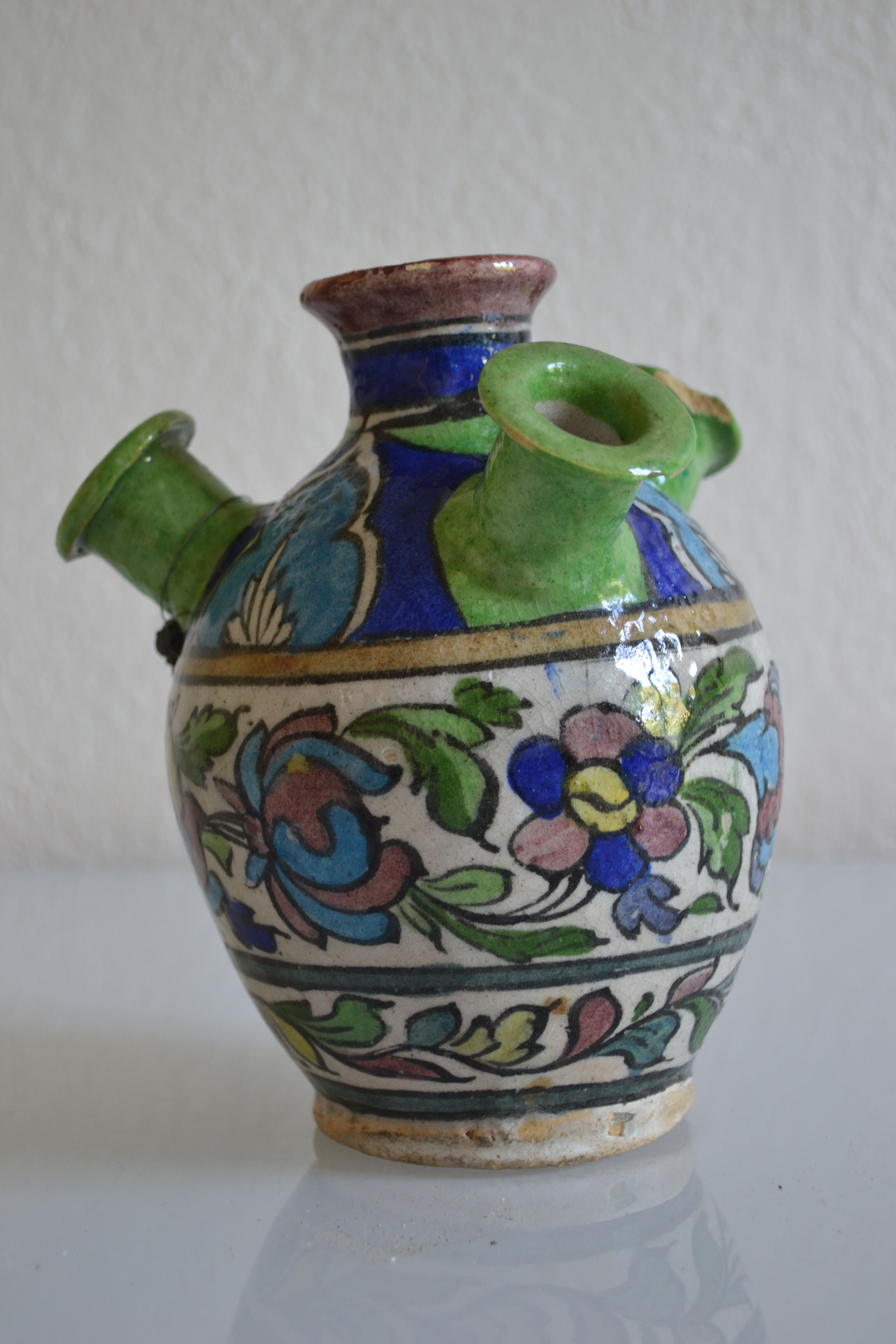 Vase in ceramic ottoman Iznik