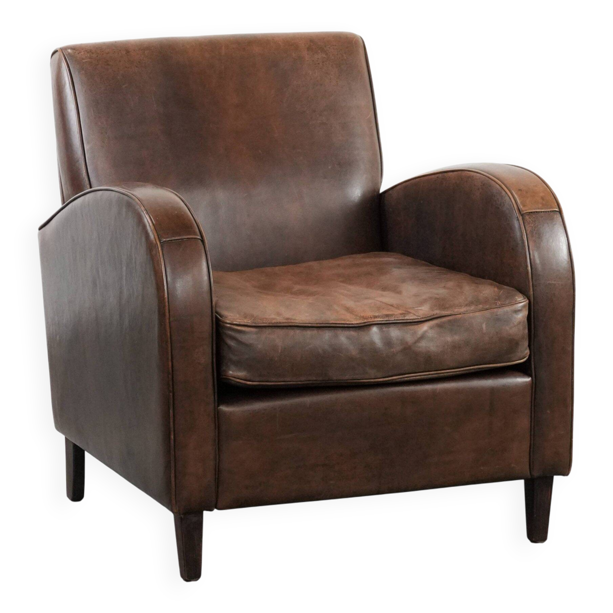 Fauteuil en cuir de mouton élégant et stylé avec un design épuré.