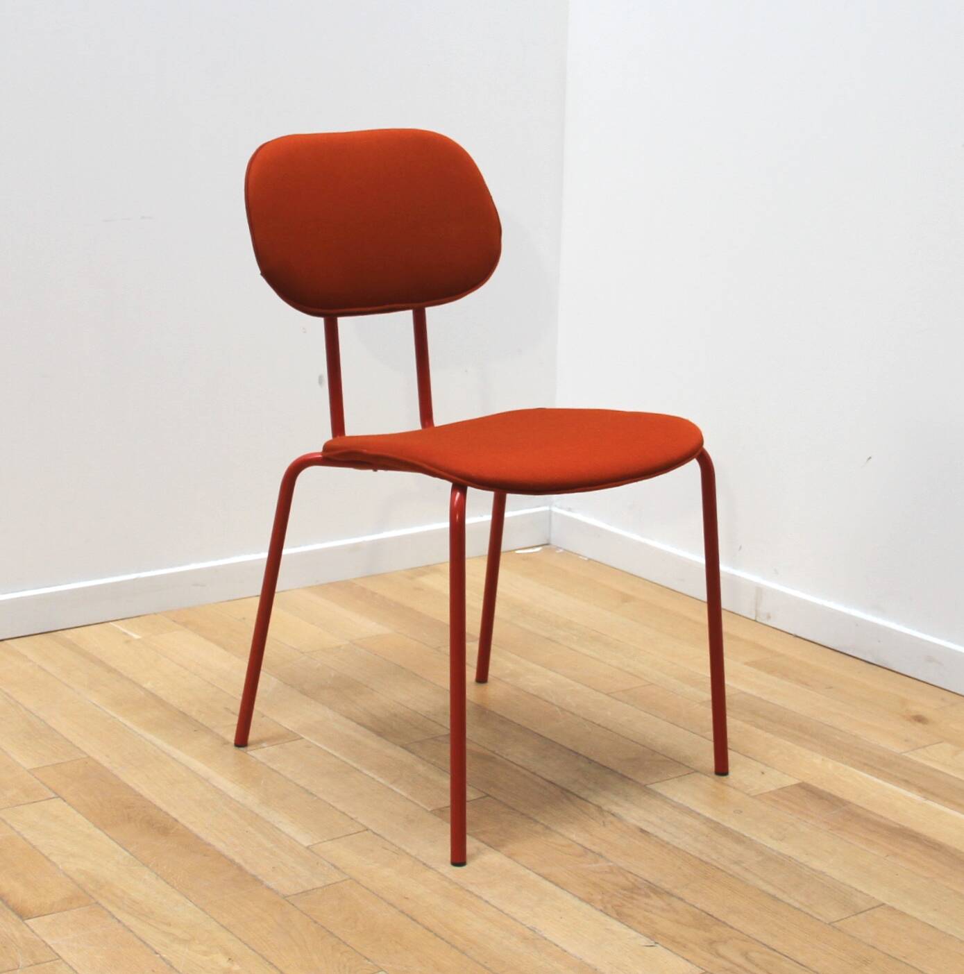 Chaise New School, MDD