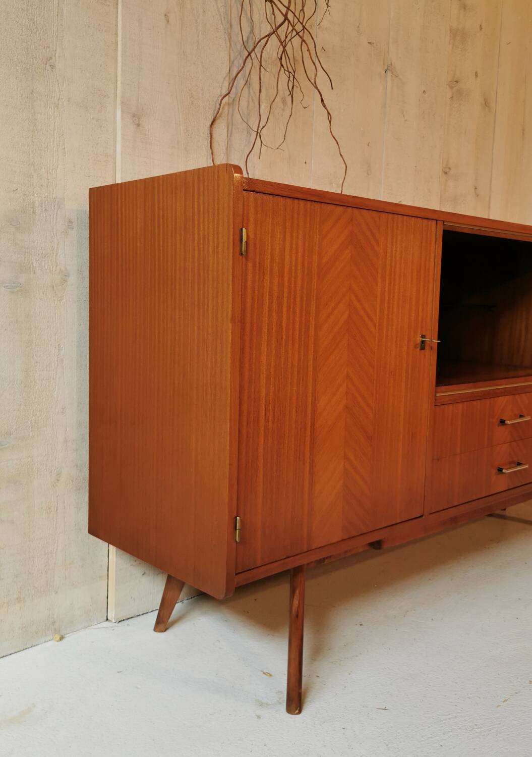 Compass feet sideboard