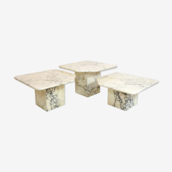 Suite de trois tables gigognes en marbre, 1970
