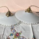 Paire de suspensions en opaline dentellées