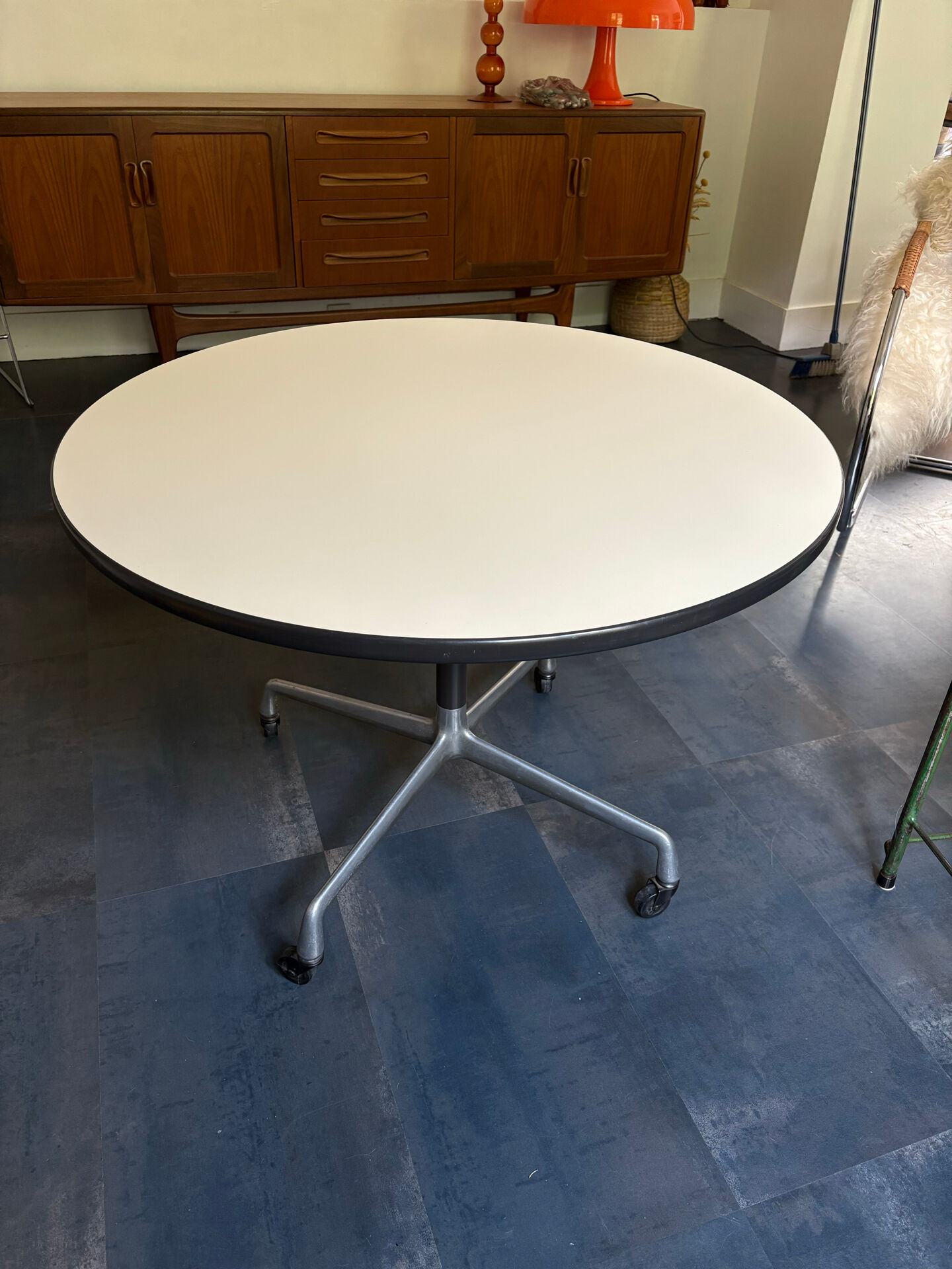 Round table Charles & Ray Eames – authenticated Herman Miller edition - h 65cm
