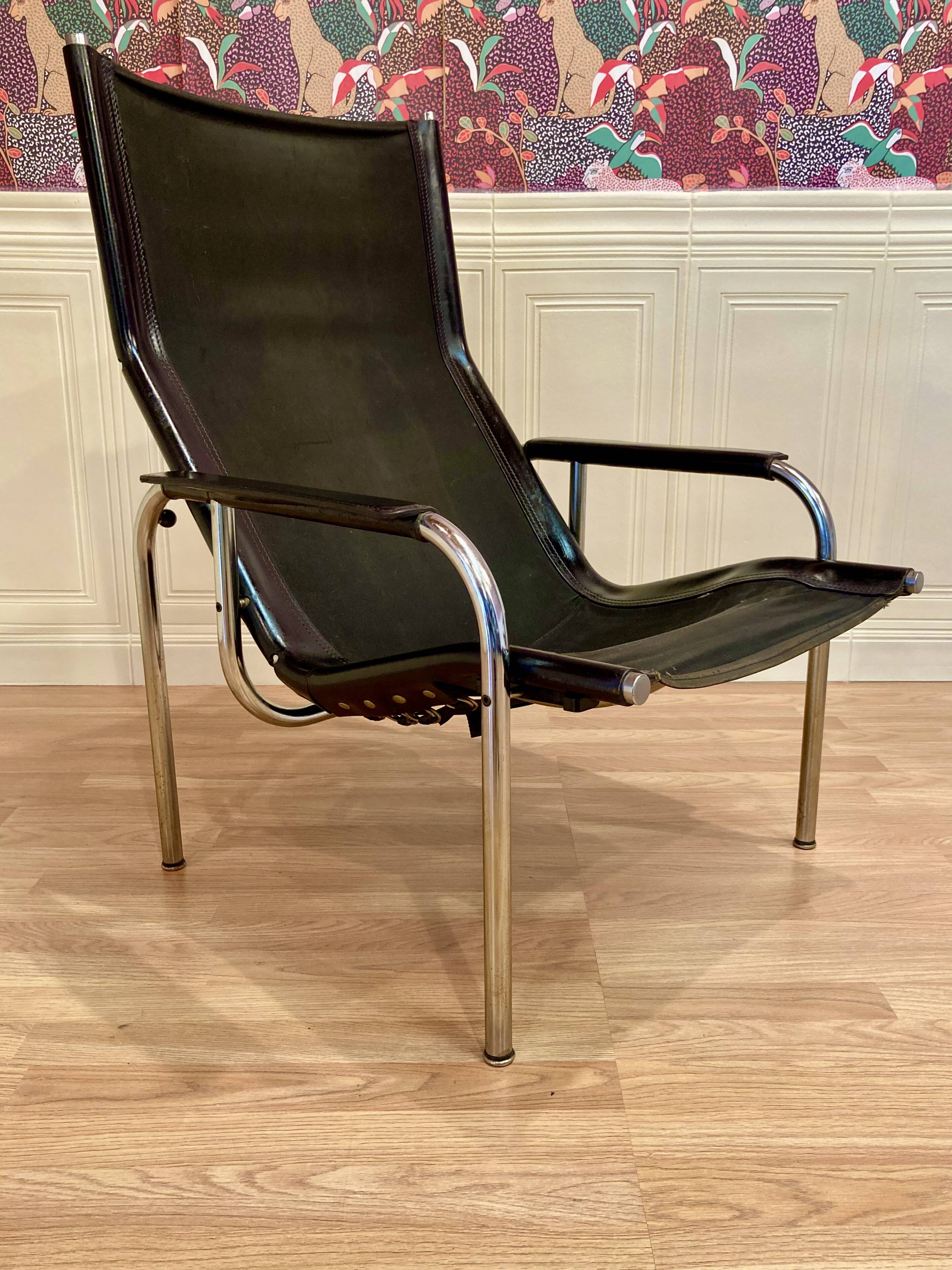 Set of 2 black leather and chrome reclining chairs designed by Hans Eichenberger.