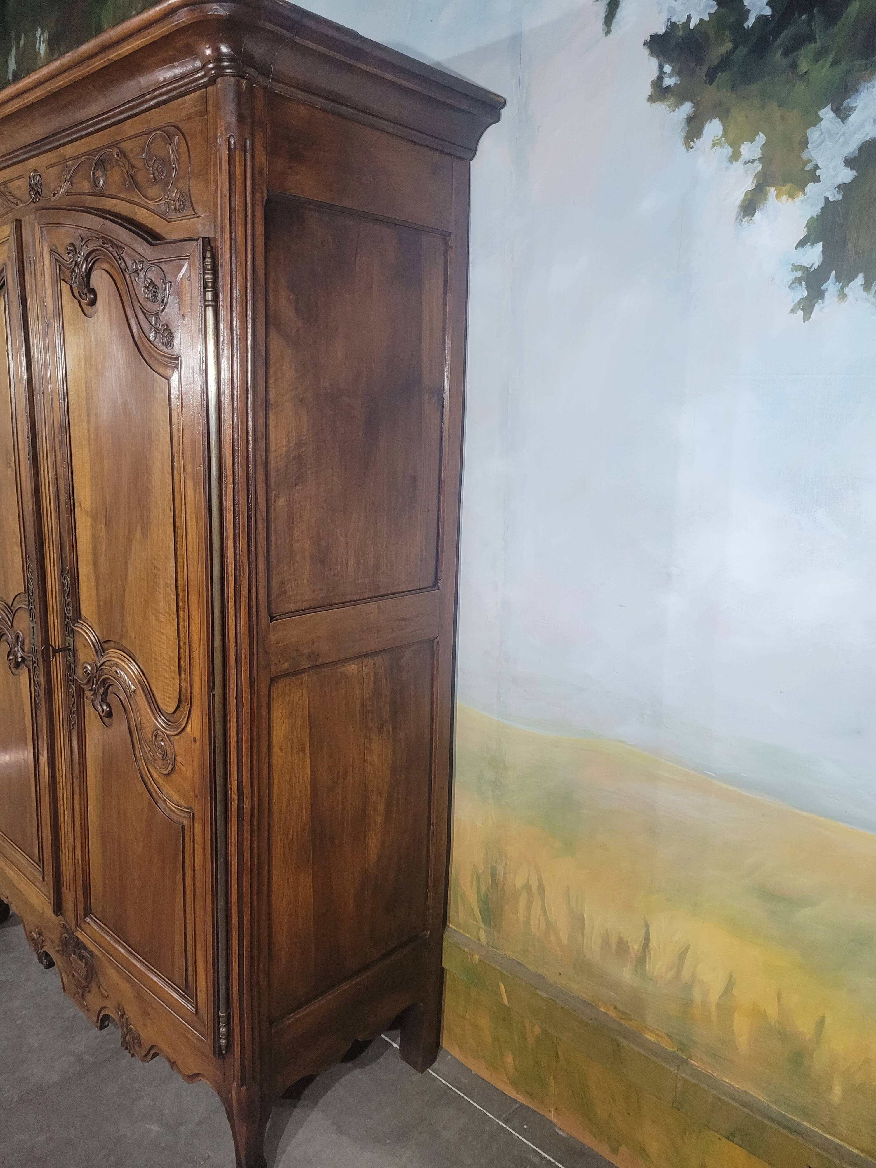 Low walnut cabinet from the late 18th century
