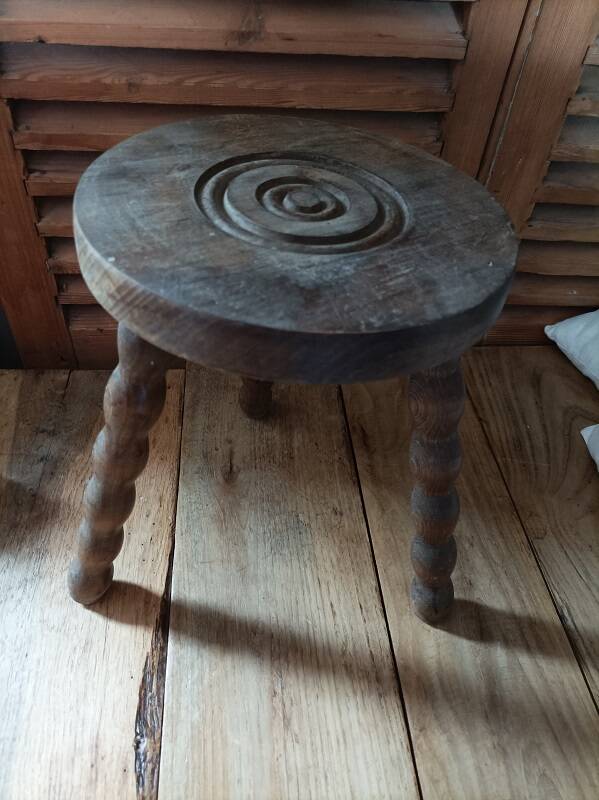 Solid wood stool with patinated tripod legs dpmc 0923224