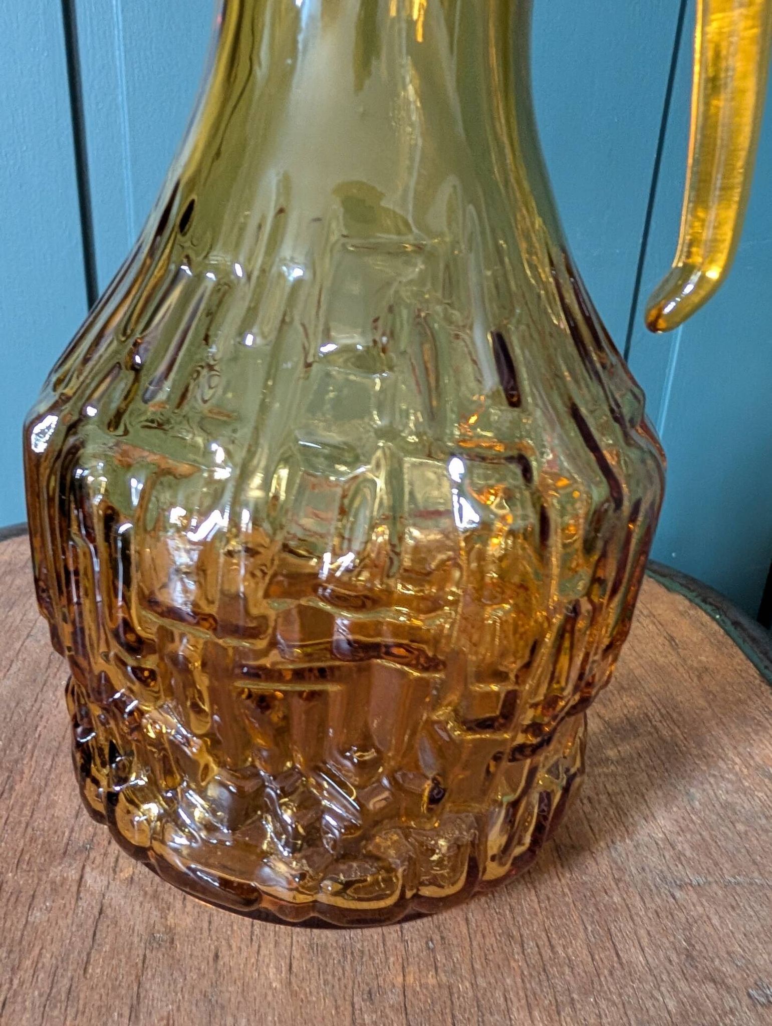 Carafe en verre ambré moulé à décor géométrique – années 1960/70