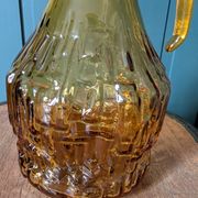 Carafe en verre ambré moulé à décor géométrique – années 1960/70