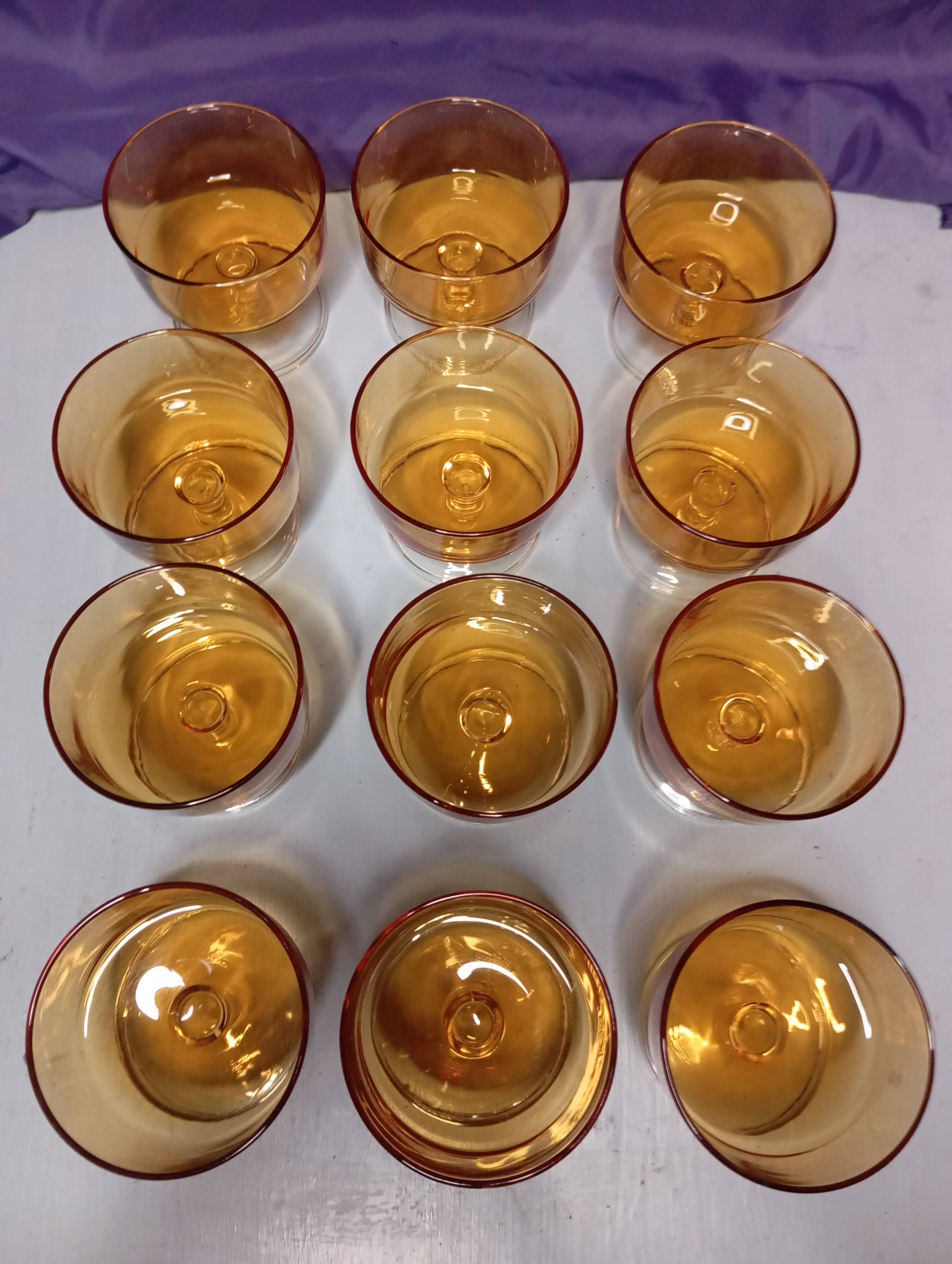 Serie de 12 coupes en verre vintage