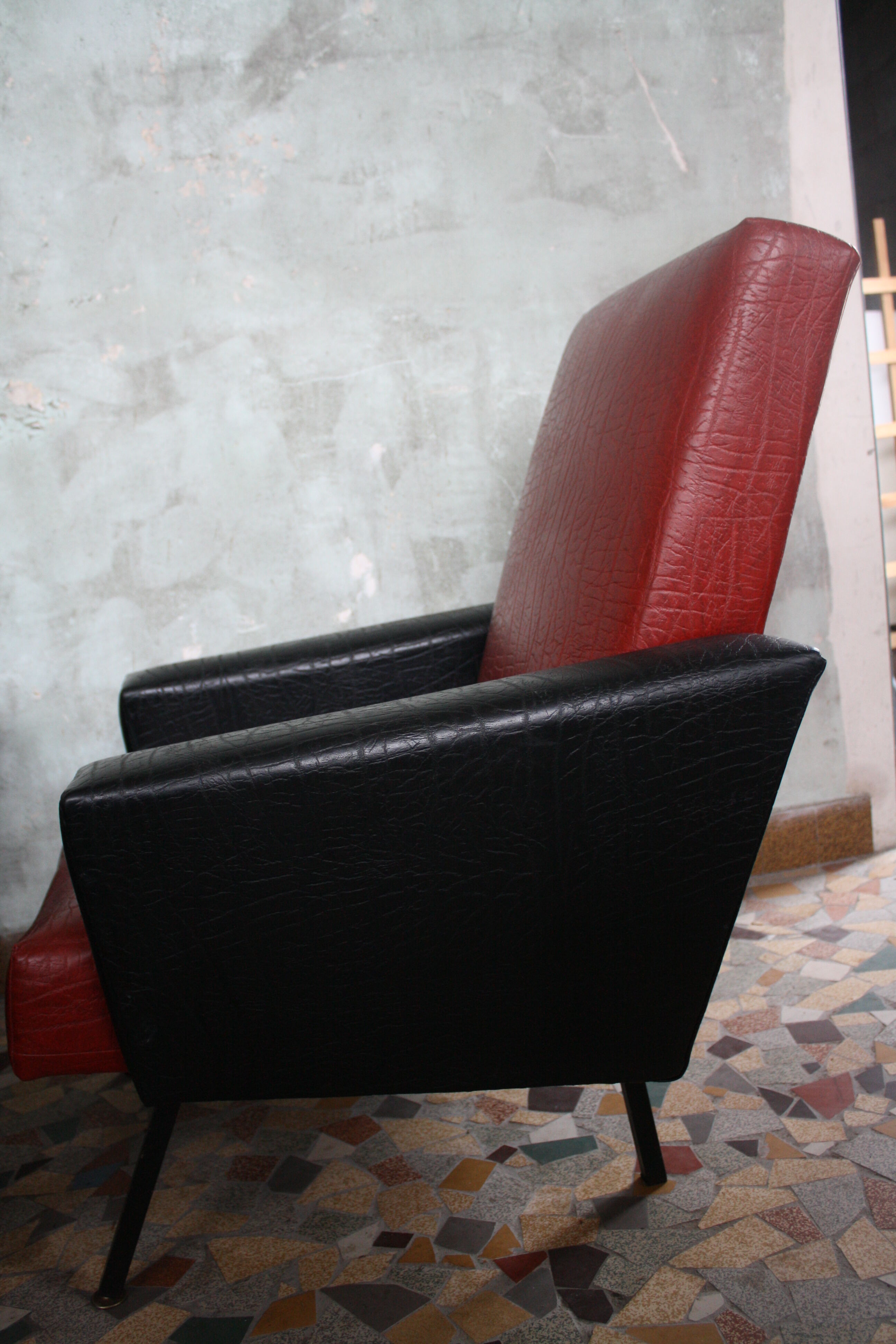 3-seater sofa and 2 rockabilly chairs in red and black skai