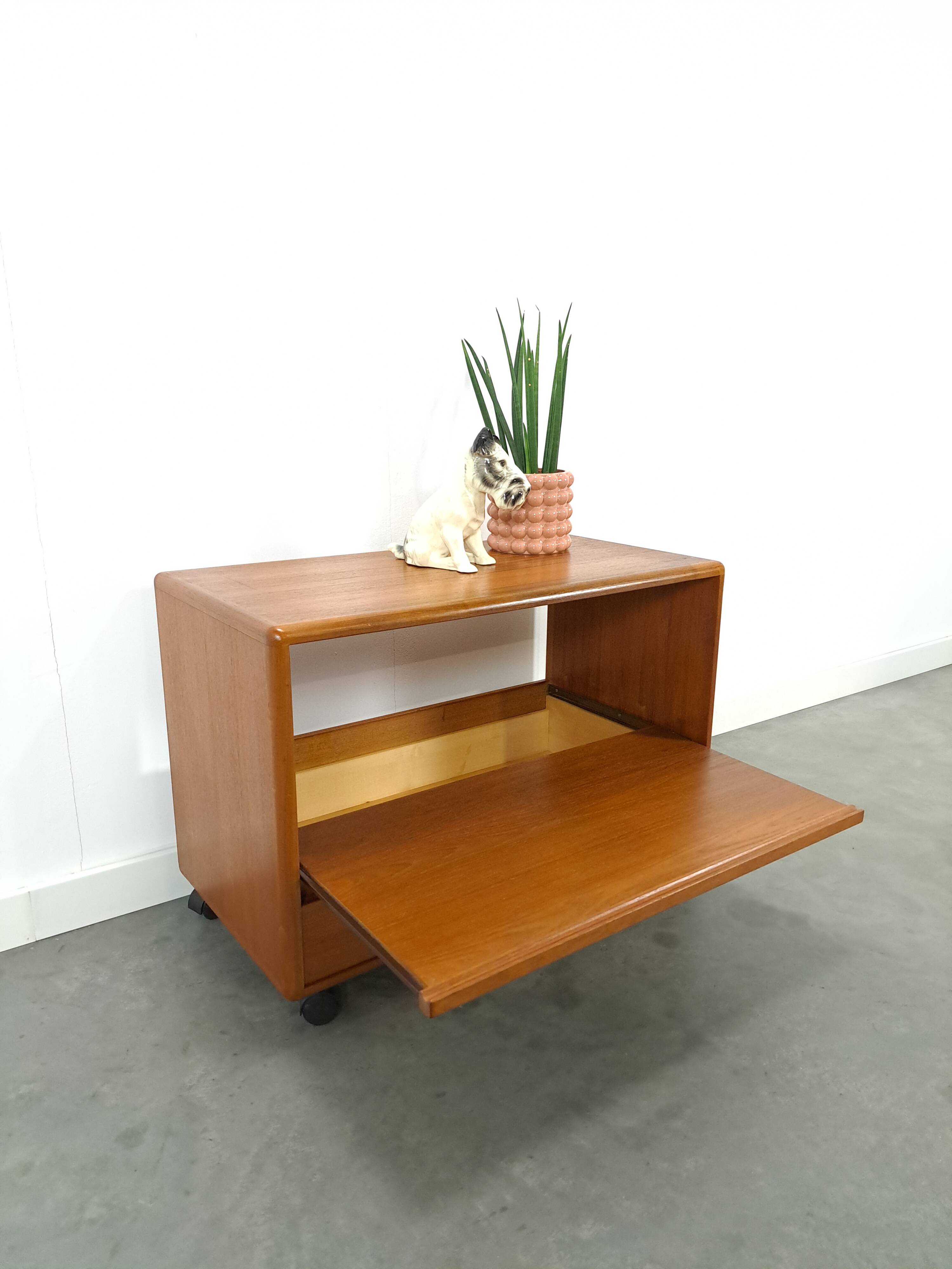 Meuble audio TV sur roulettes design danois en teck Dyrlund