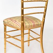 Paire de chaises en bois doré imitant le bambou