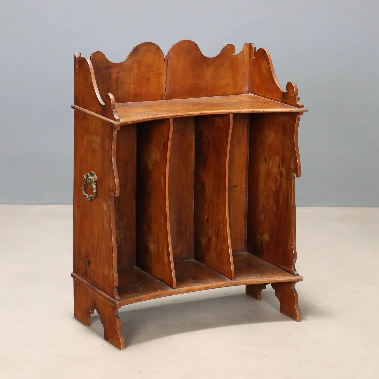 Small portable antique library in carved walnut, 19th century.