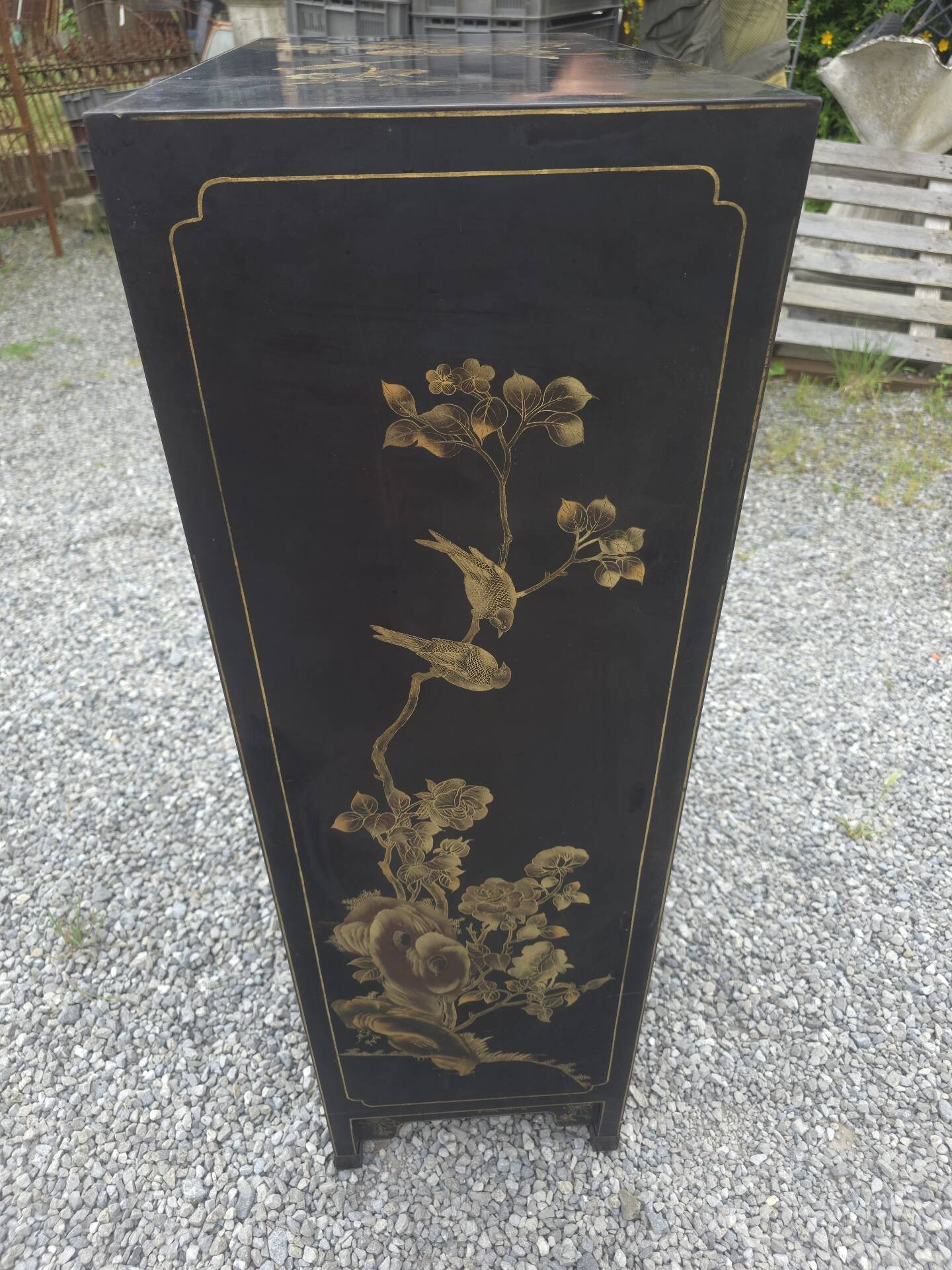 Lacquered wooden Chinese cabinet
