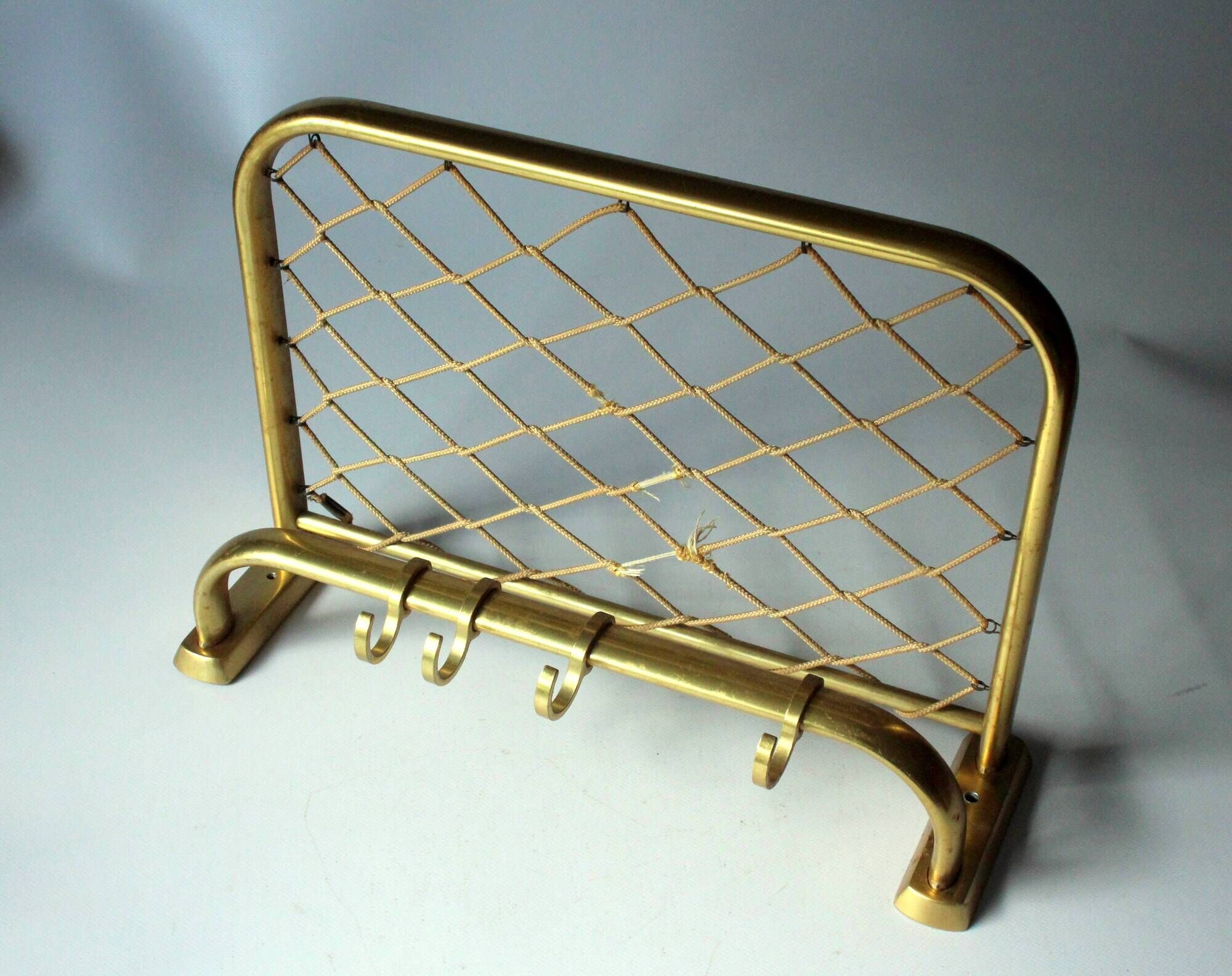 Porte-manteau mural en aluminium de couleur dorée avec étagère