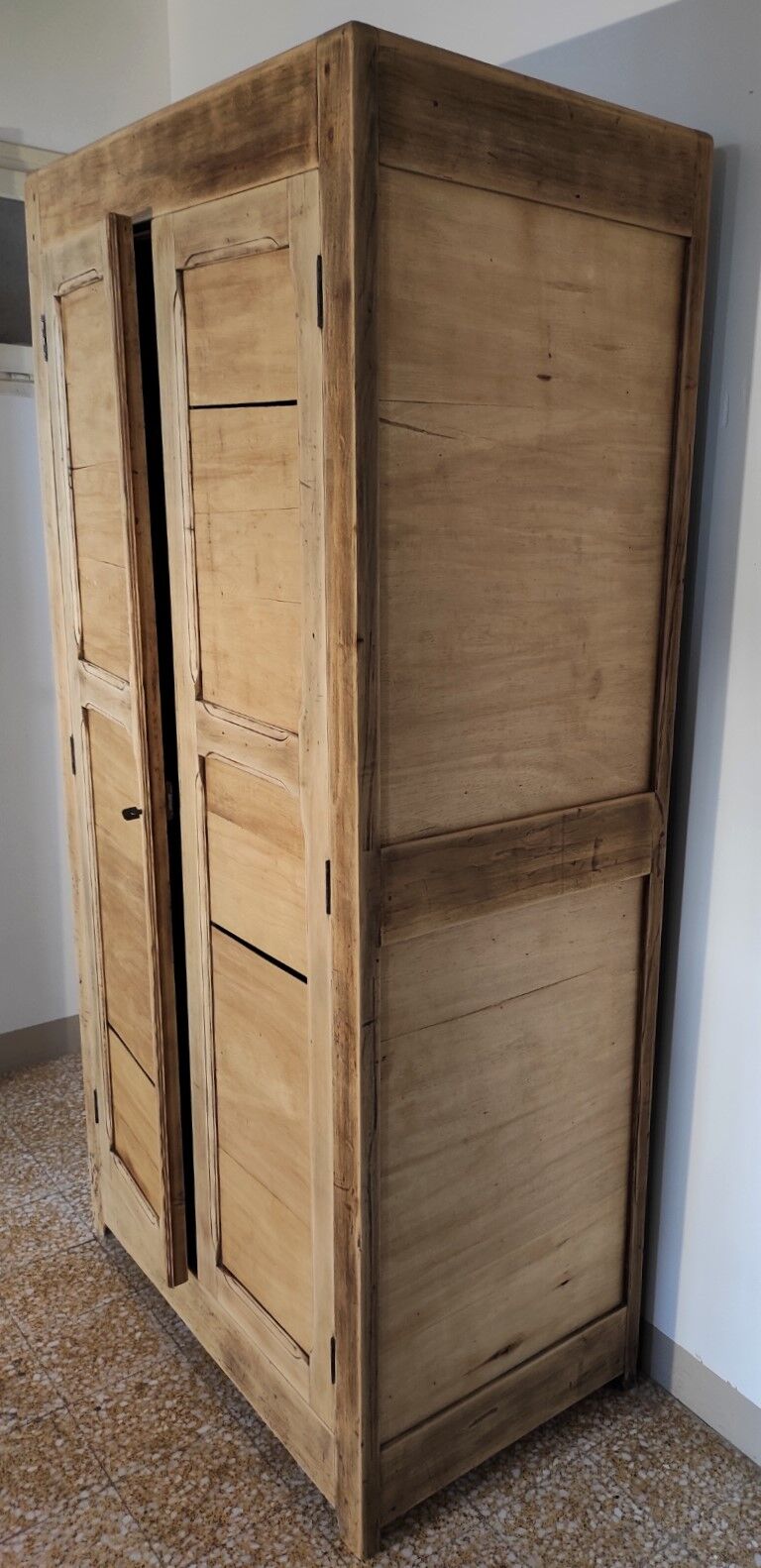Armoire parisienne