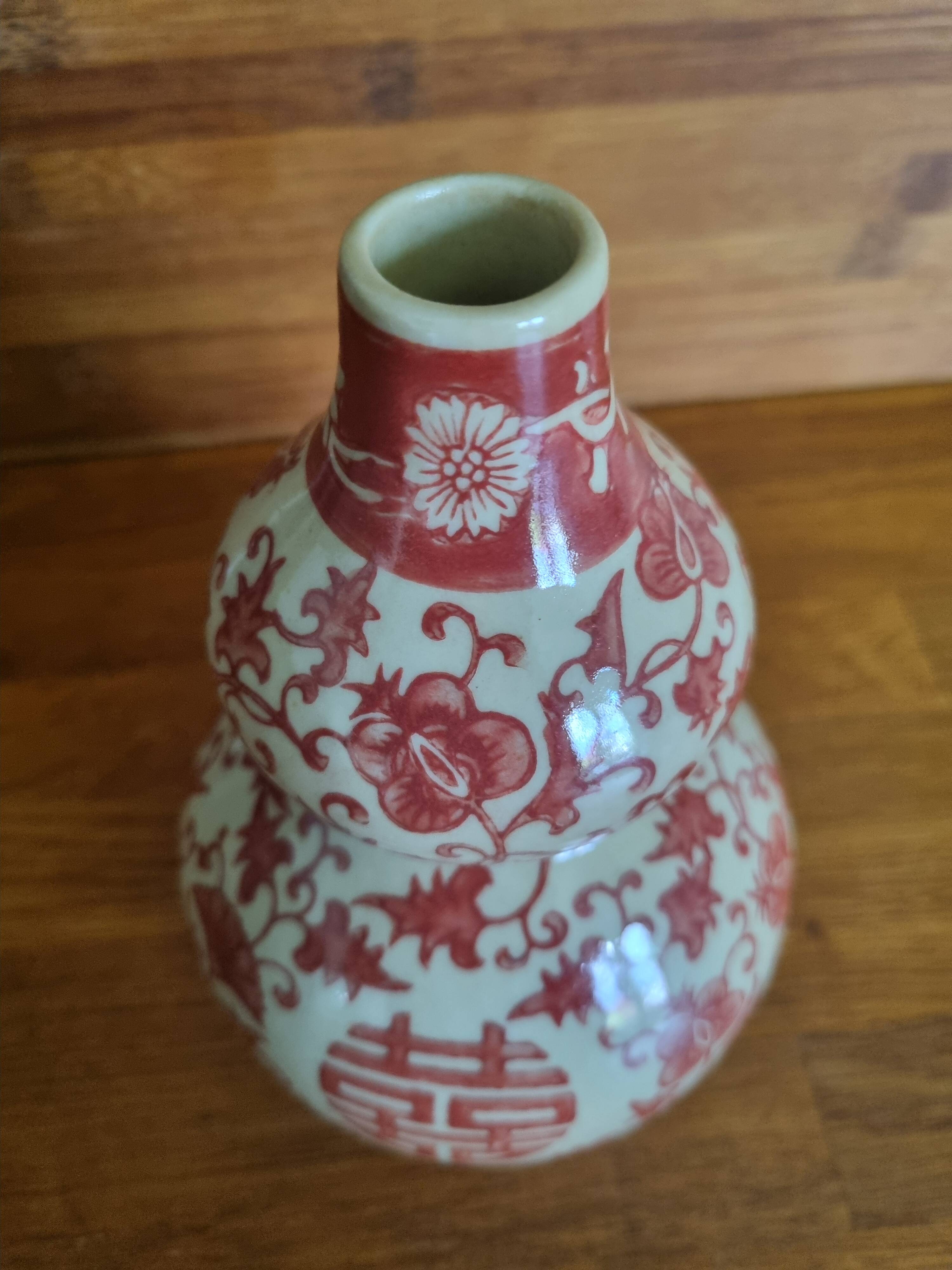 Chinese vase in gourd shape with Double Happiness motif.