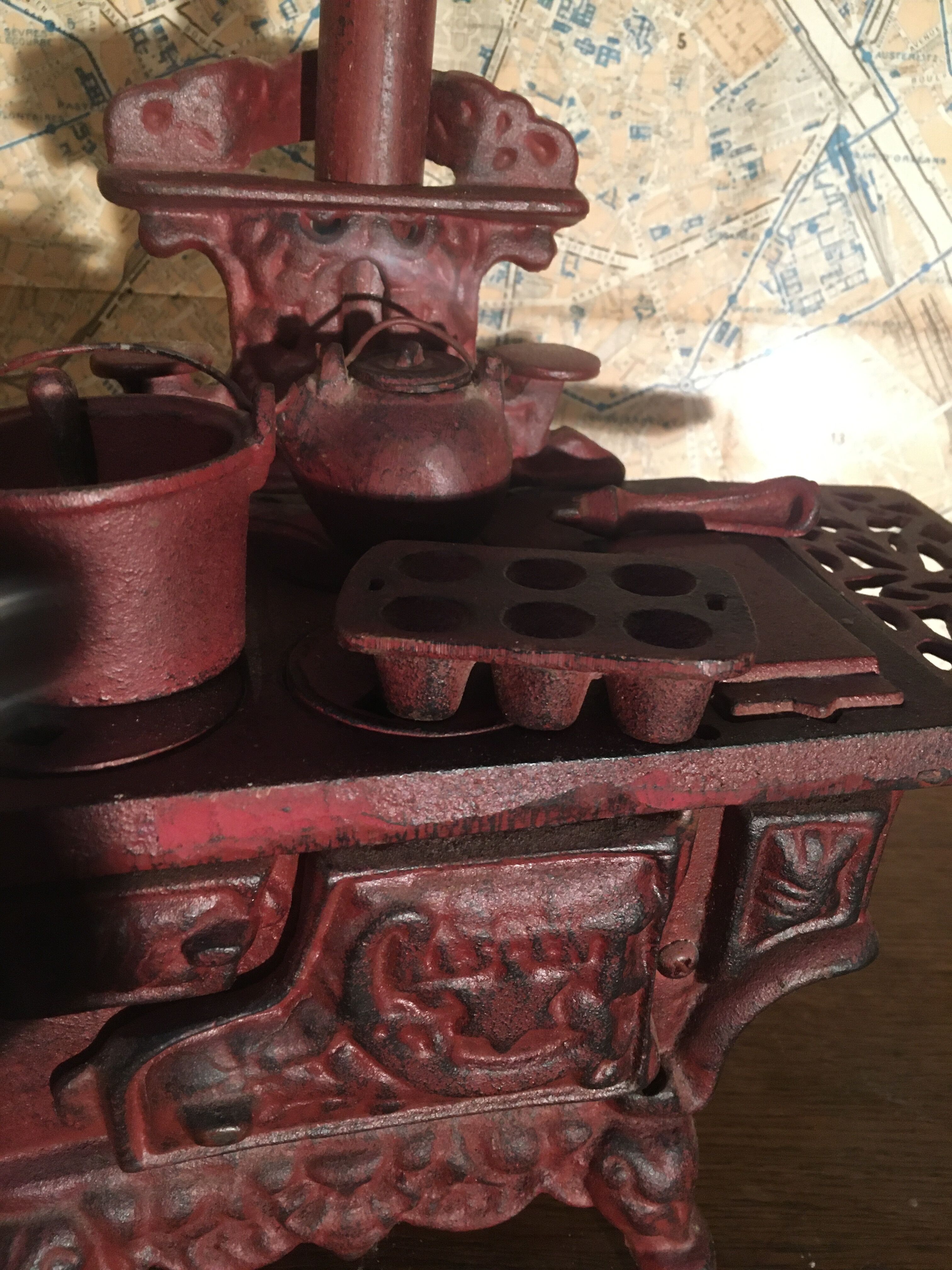 Stove, miniature cast iron stove + utensils