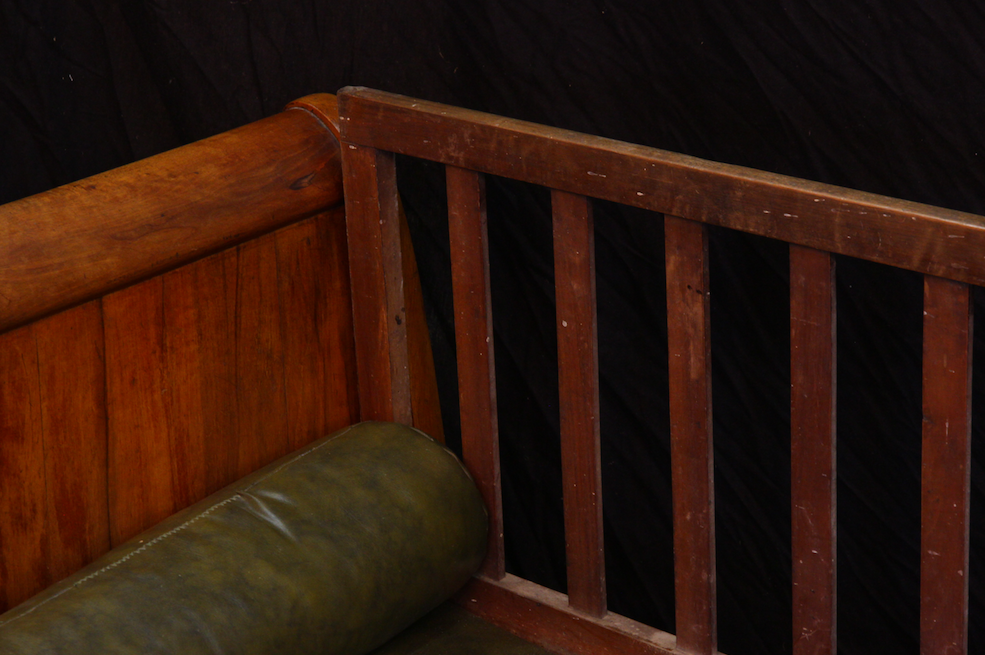 Banquette en noyer et cuir vert du XIXe siècle