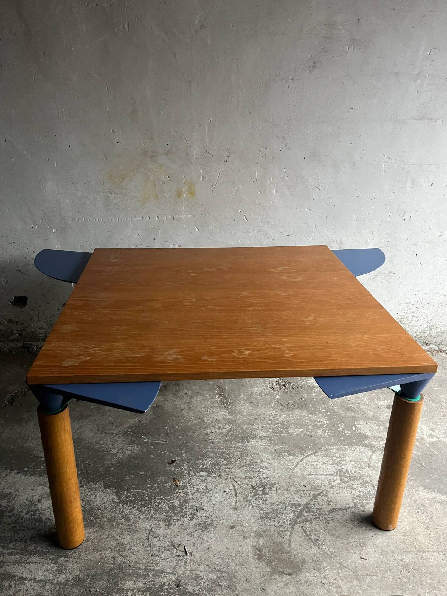Square convertible table by Francesco Binfaré for Cassina, 1980s.