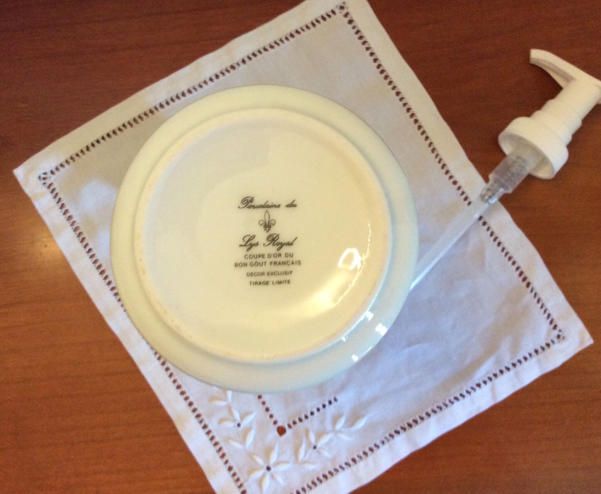 Porcelain liquid soap dispenser from the Lys Royal