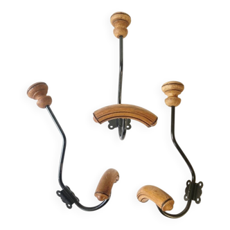 Trio de patères anciennes en bois et métal