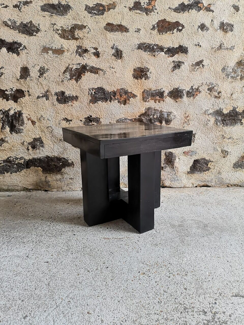 Paire de tables de chevet en bois exotique noirci