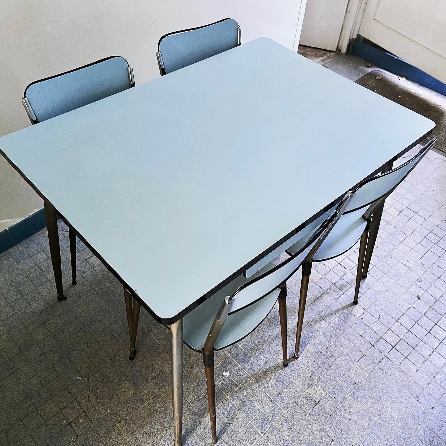 Set table and 4 chairs in formica light blue