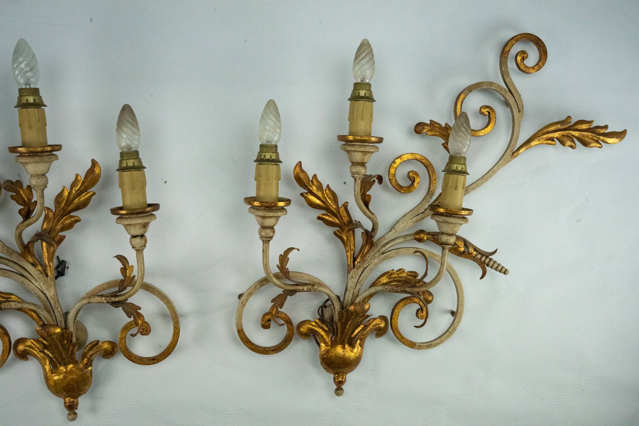 Pair of large floral wall lamps in gilded and lacquered metal. Italy 1960s