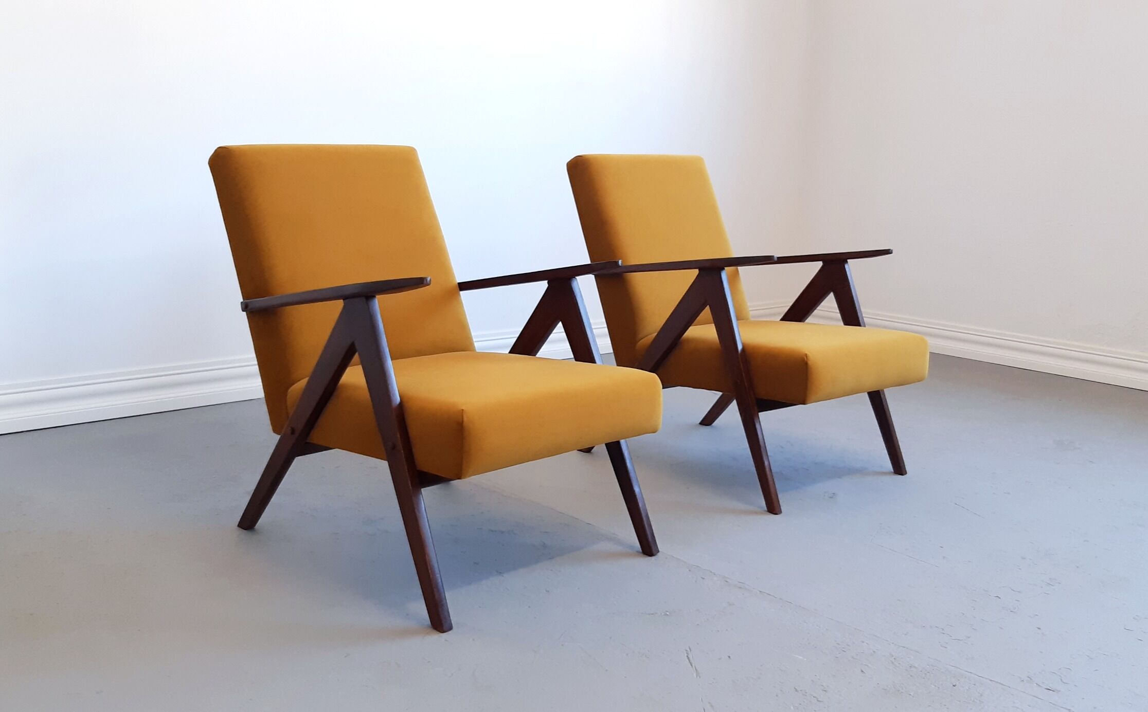 Mid century easy armchairs model B310 Var in velvet