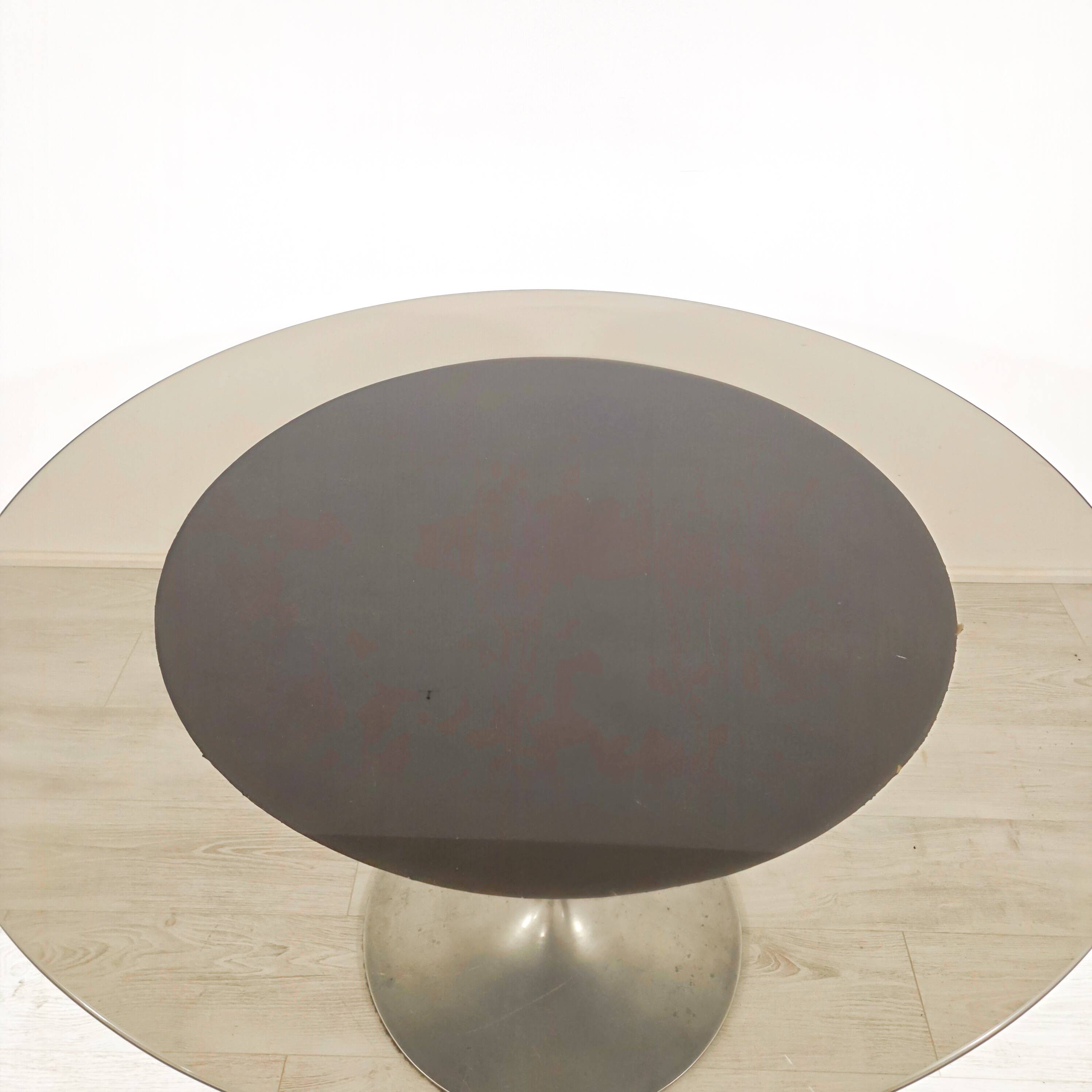 Round tulip table in smoked glass 1970