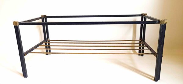 Table basse porte revue Années 60 verre fumé métal et laiton Largeur 94,2 cm