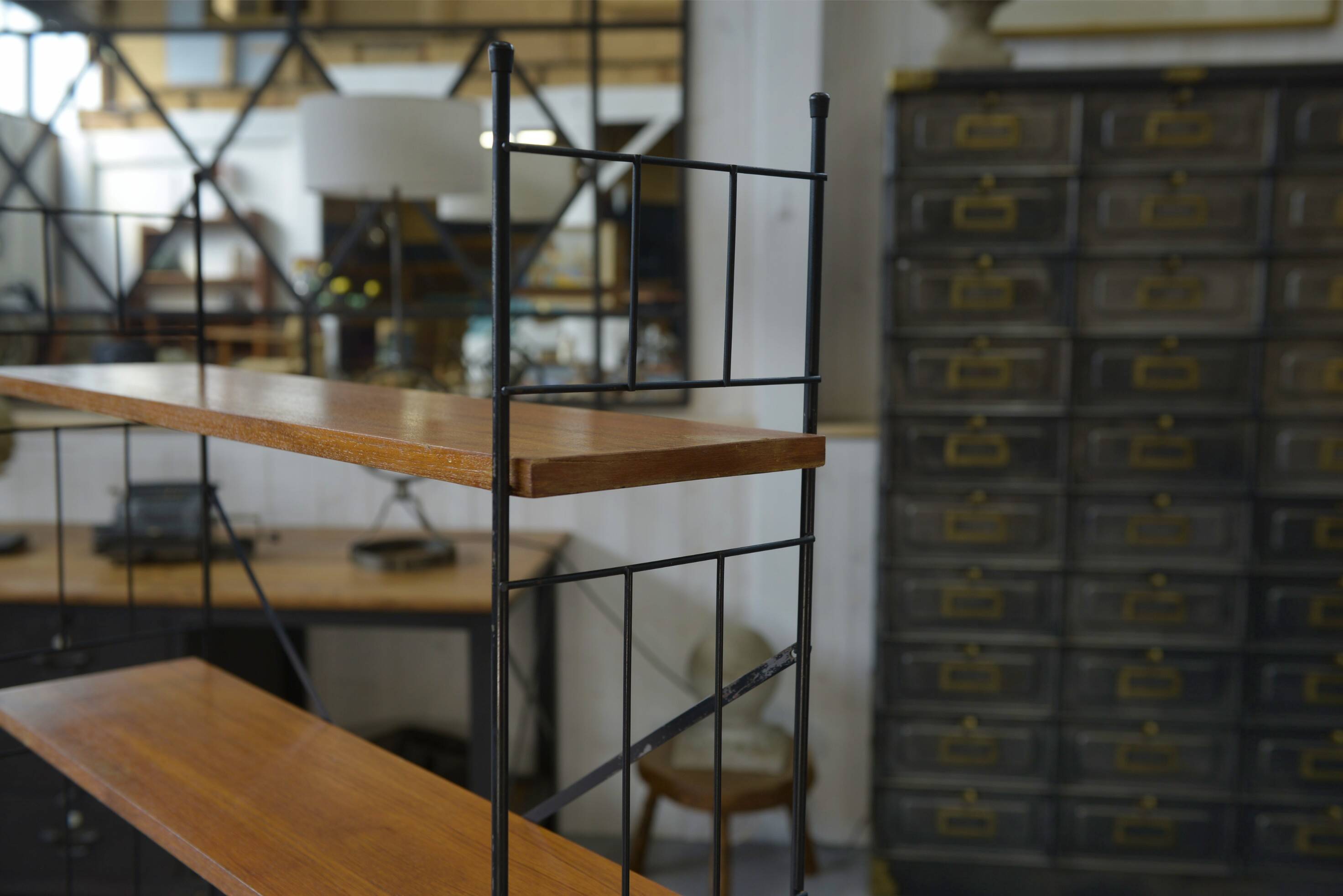Shelf on legs with 5 teak veneer shelves from 1970.