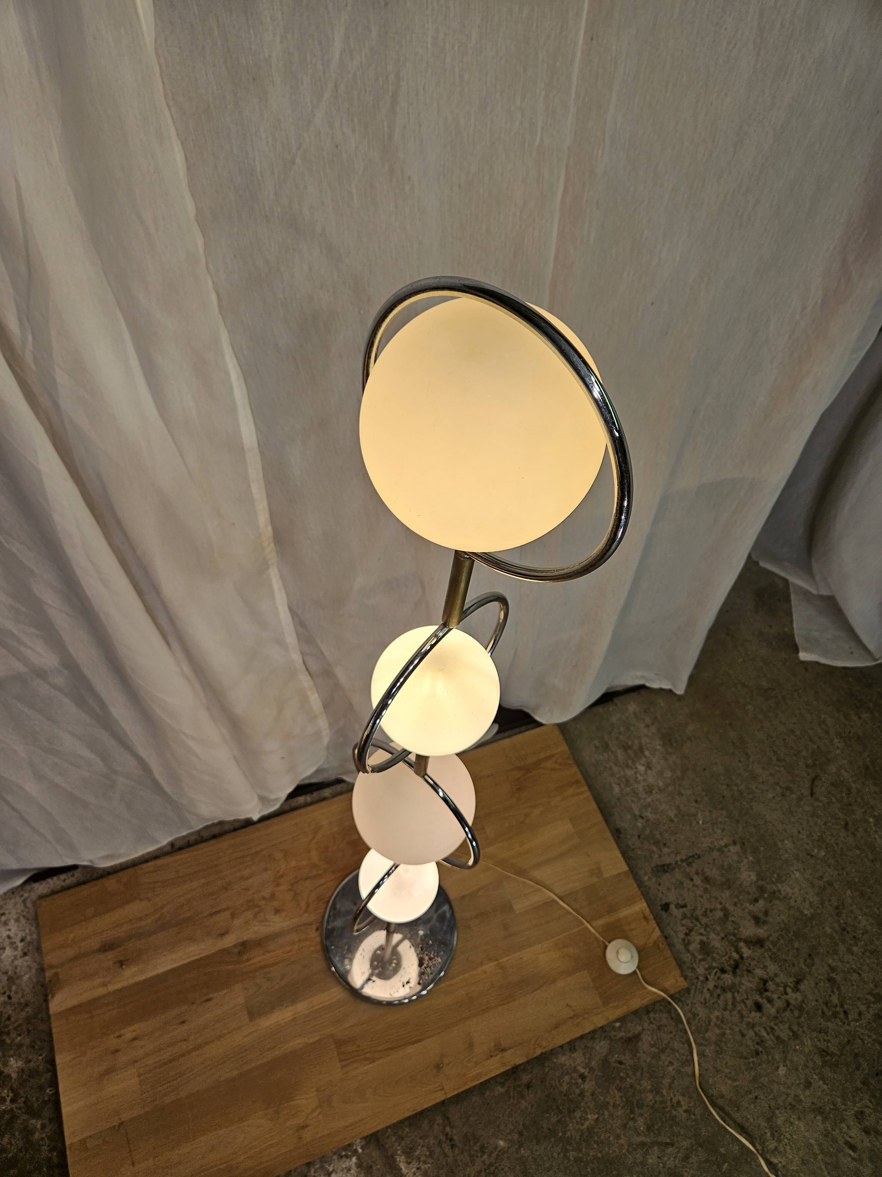 Italian design globe floor lamp 1970