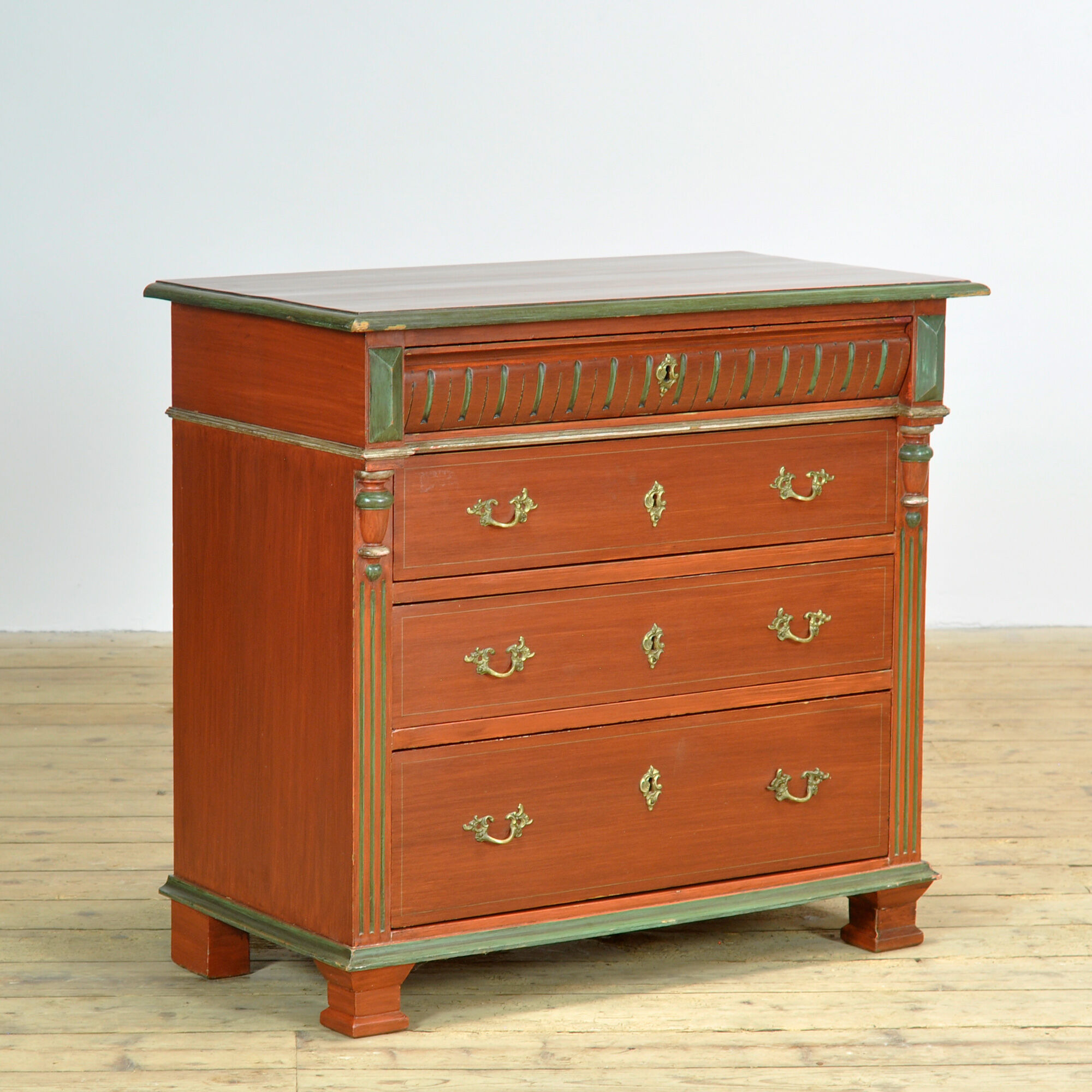 Pine chest of drawers, circa 1925