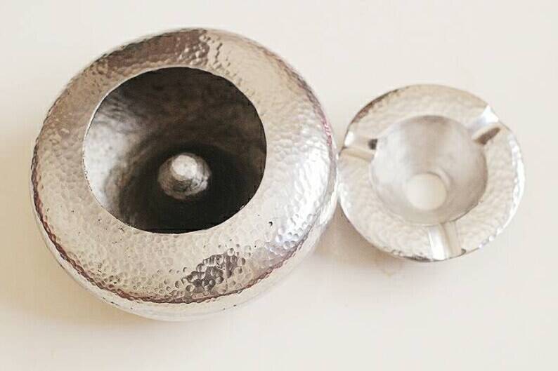Hammered aluminum ashtray with lid for cigars and cigarettes