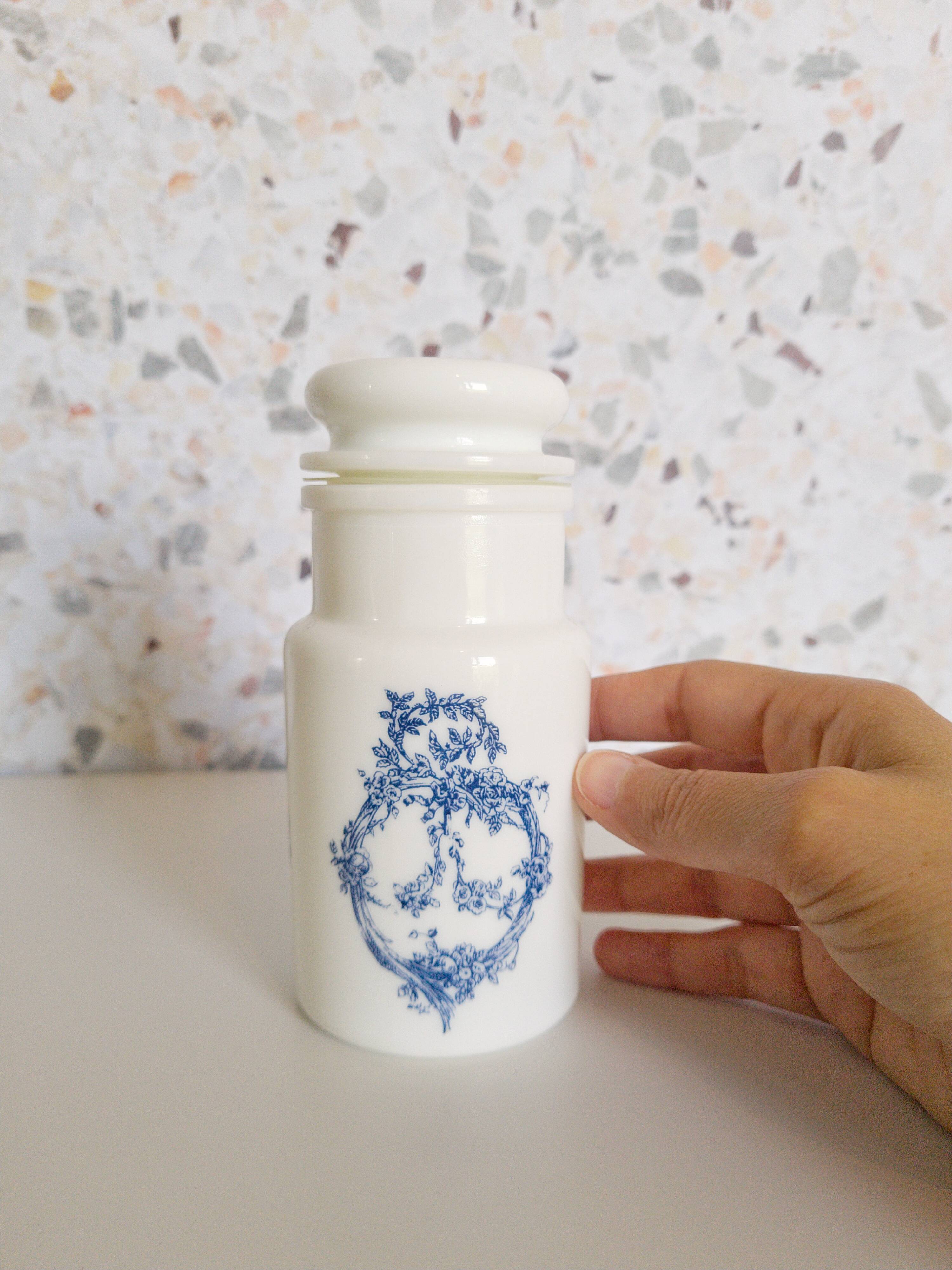 Set of 6 apothecary pots in white opaline 70s