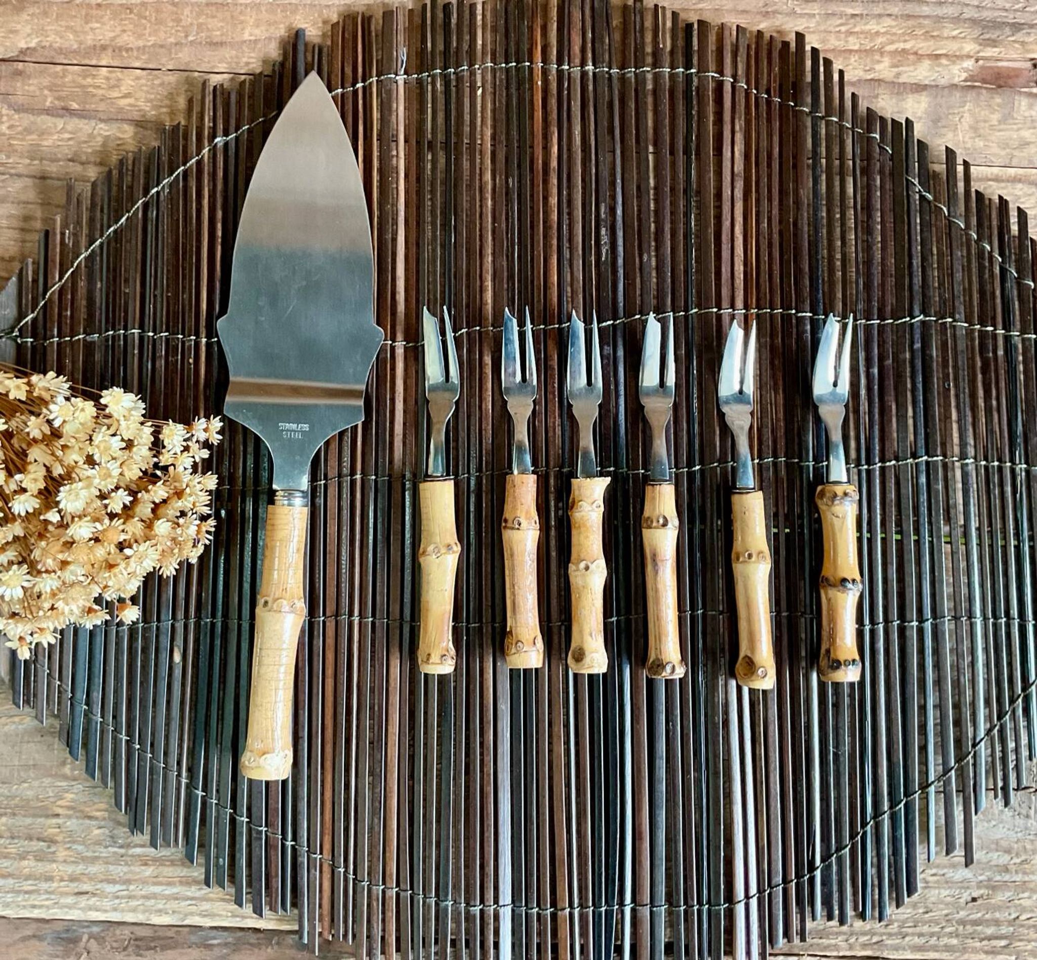 6 bamboo forks and a pie server
