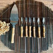 6 bamboo forks and a pie server