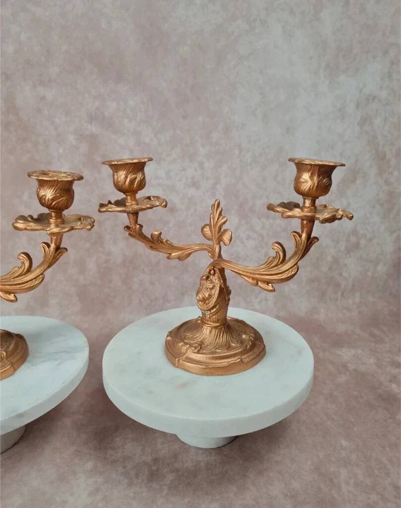 Paire de bougeoirs anciens dorés – style Louis Xv / Rocaille