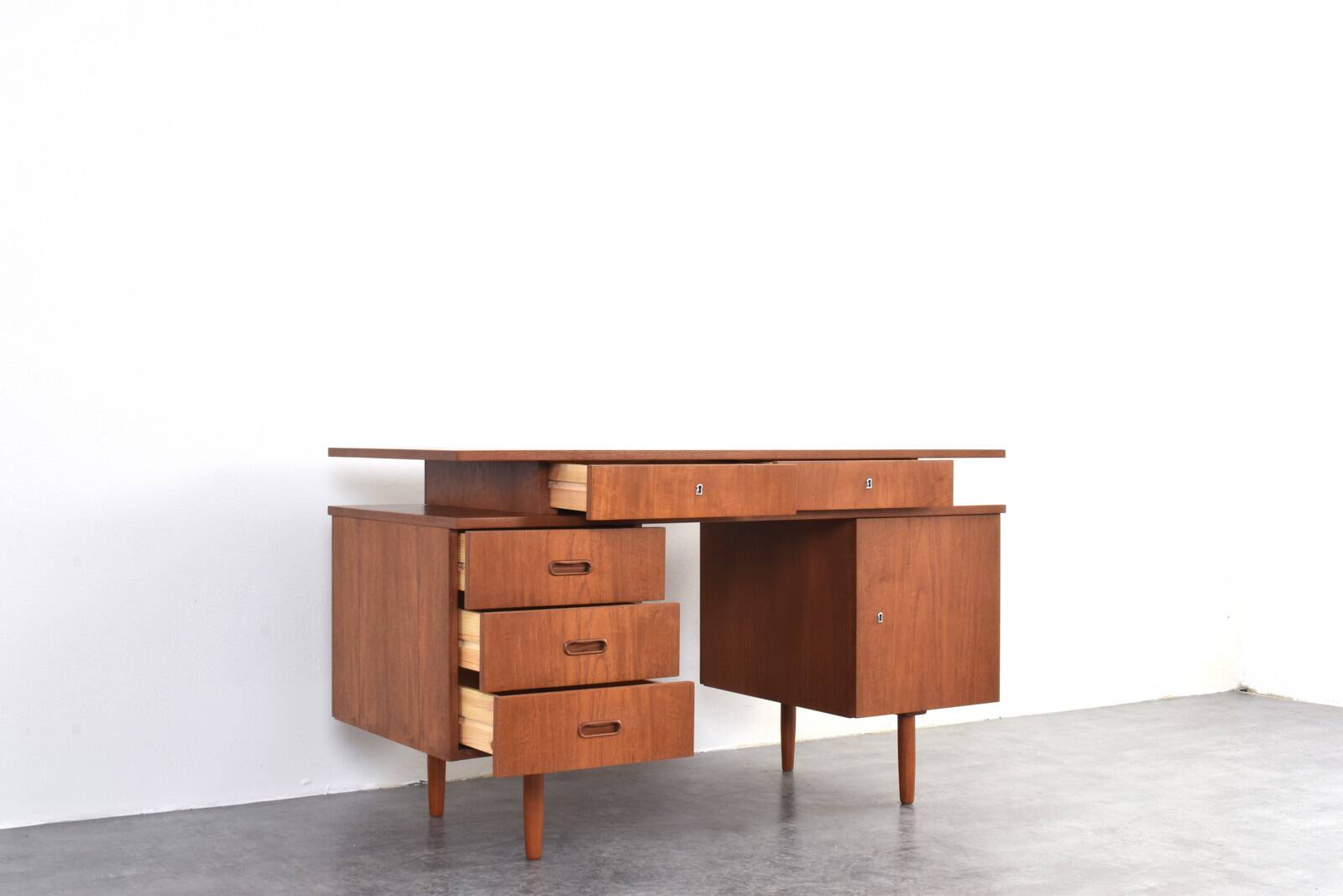 Bureau en teck des années 1960.