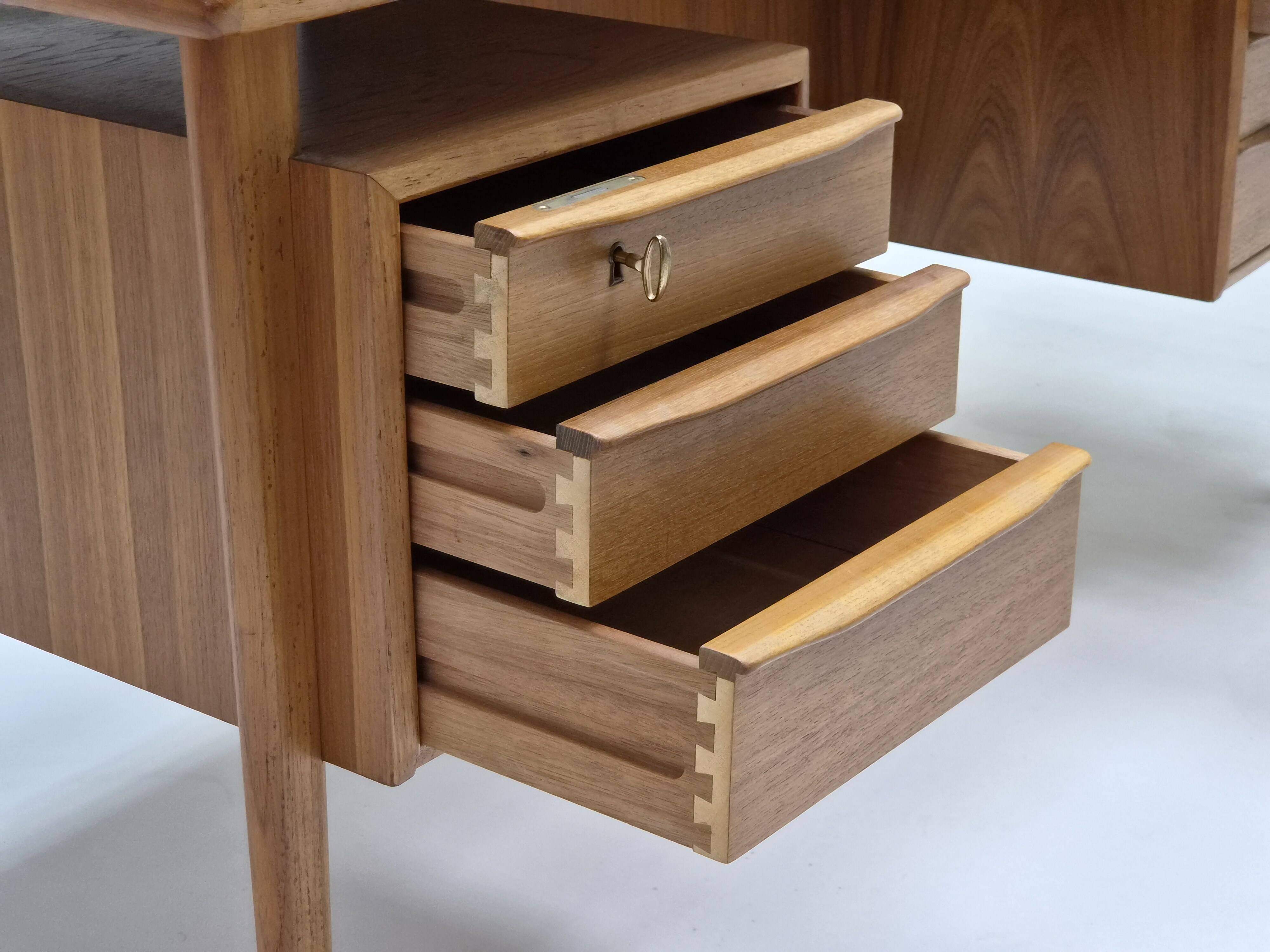 Bureau d'écriture vintage danois en teck par Peter Løvig Nielsen pour Løvig, années 1960