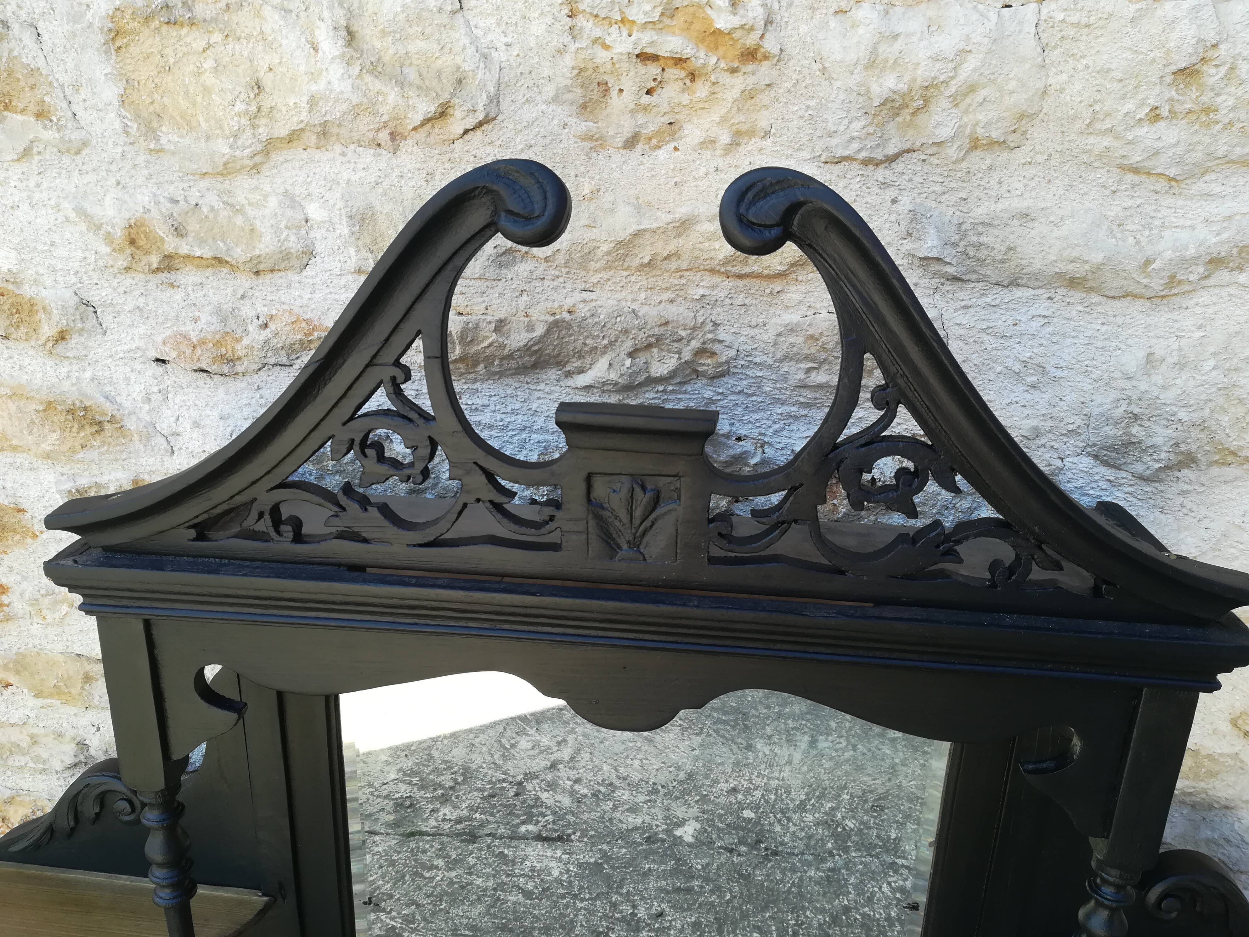 Napoleon III showcase shelf