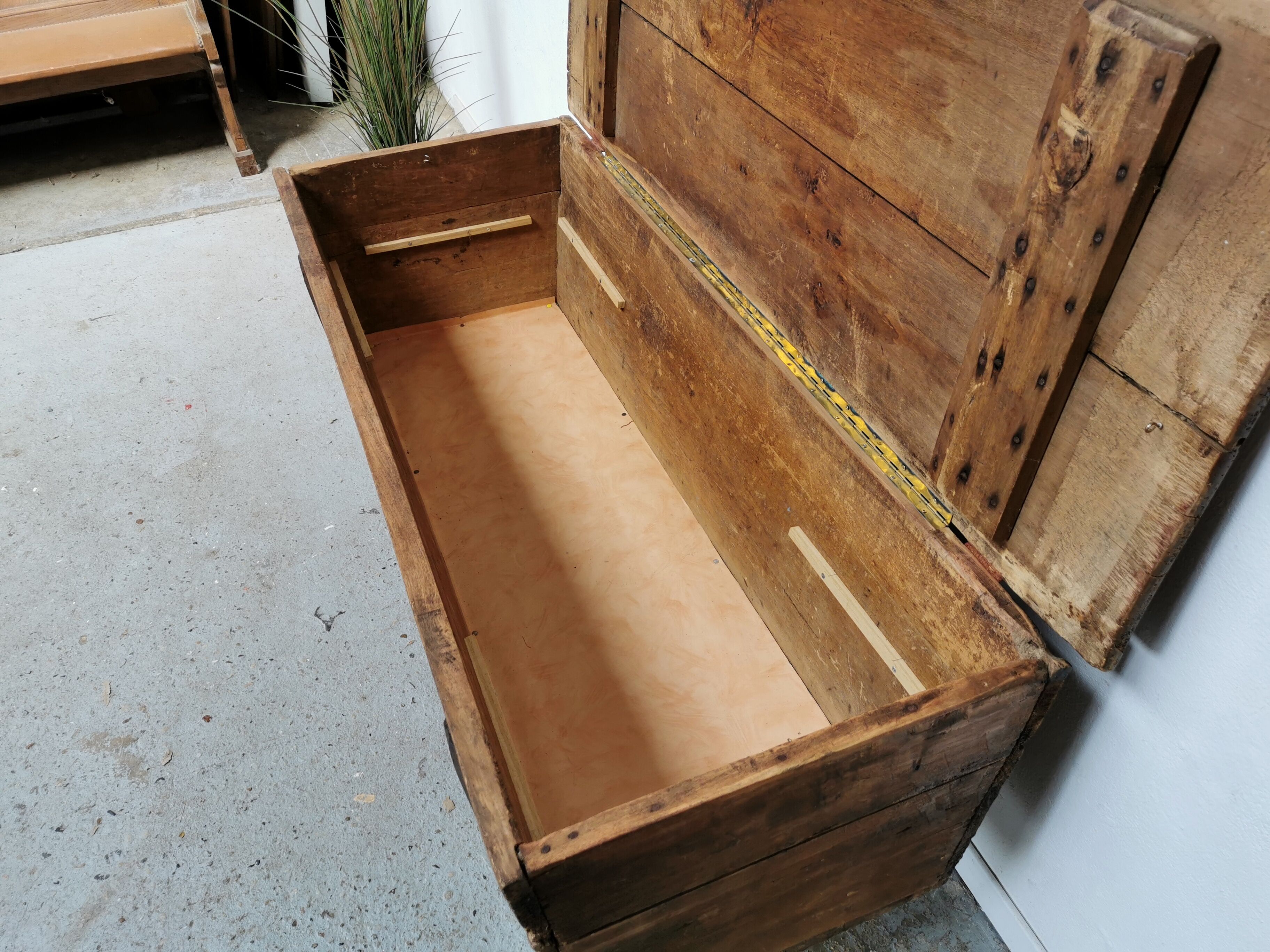 Wooden chest kneaded maie