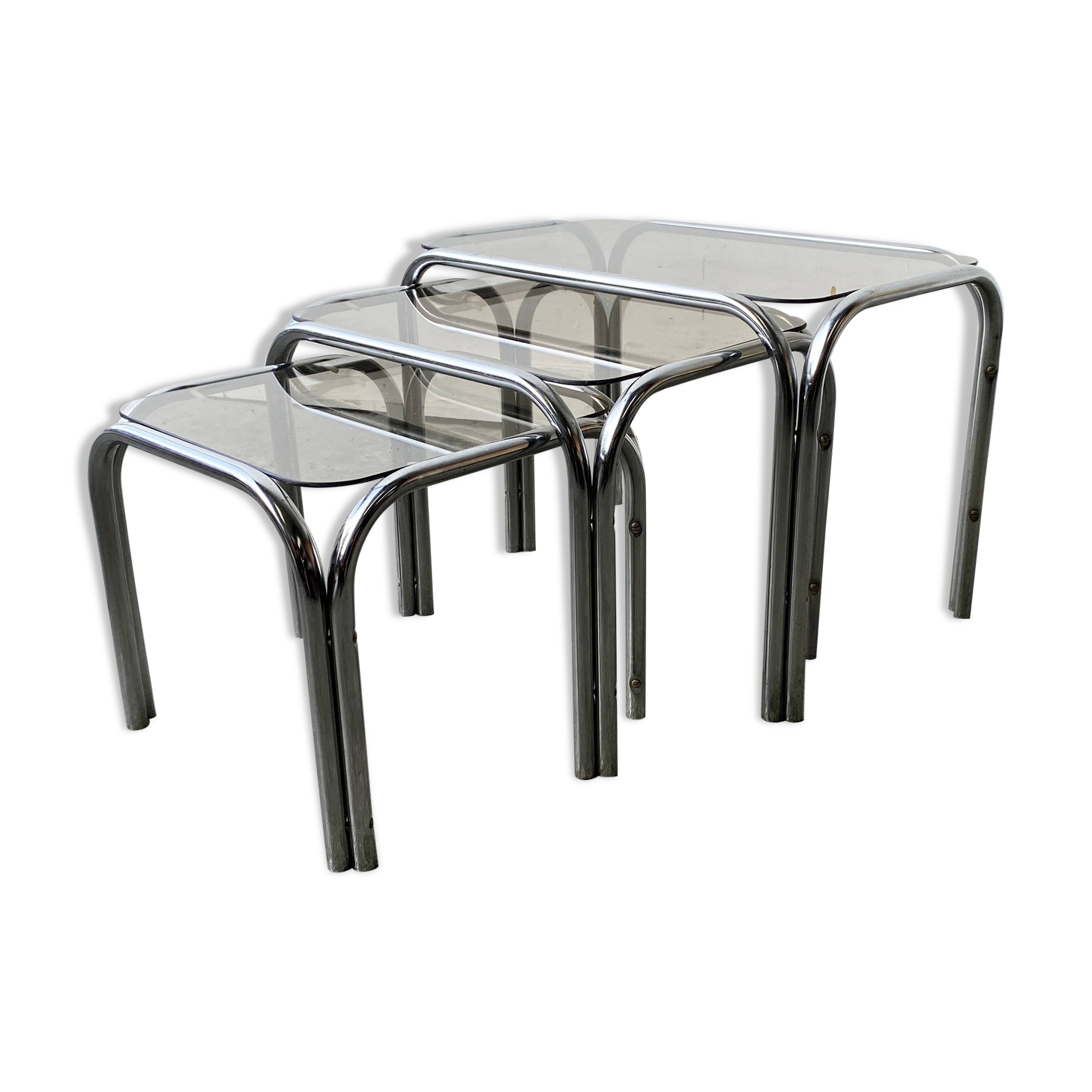 Tables gigognes en tubulaires chromés et verre fumé, années 1970